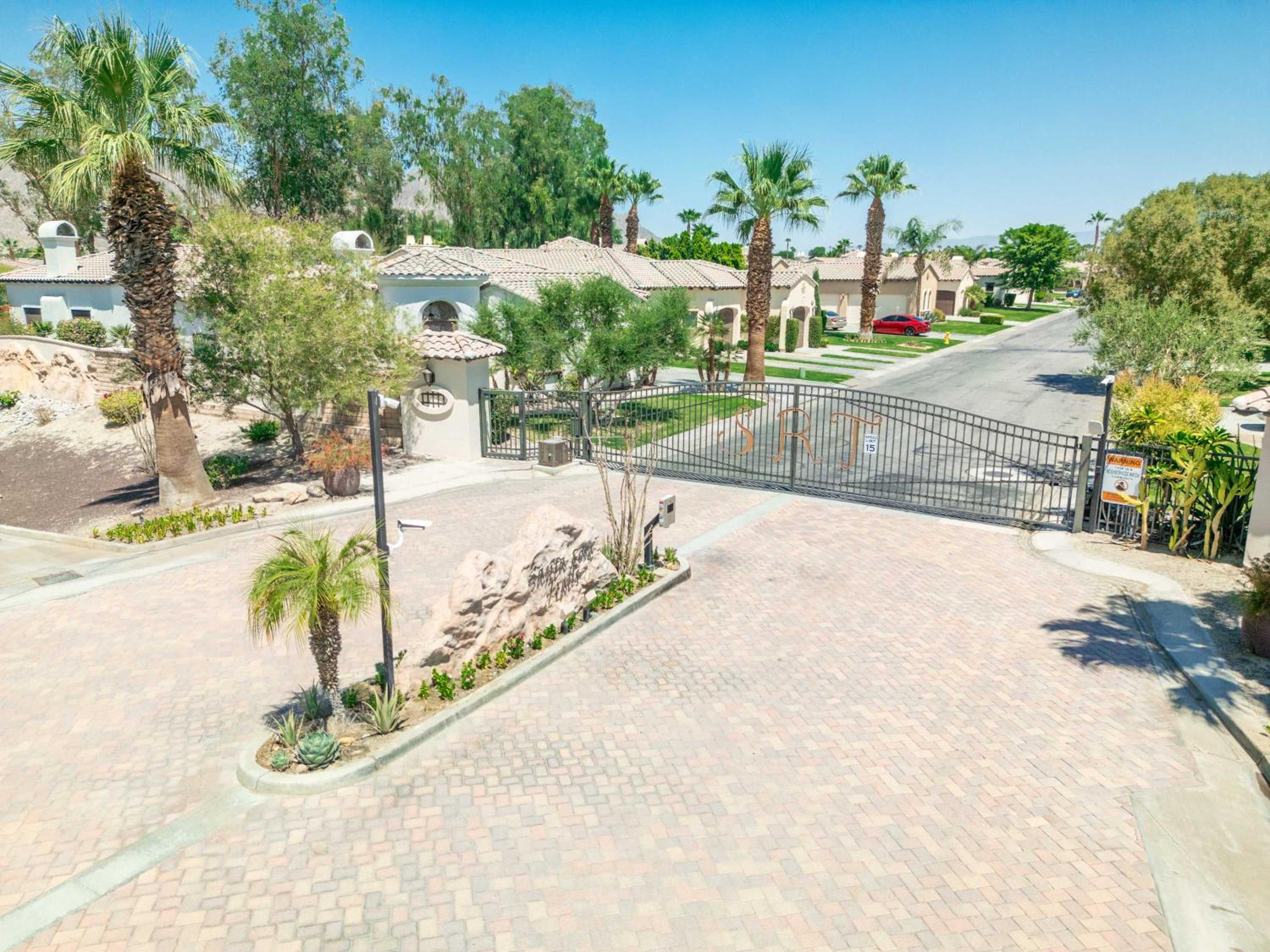 Private Pool Spa & Mountain Views in Gated La Qui