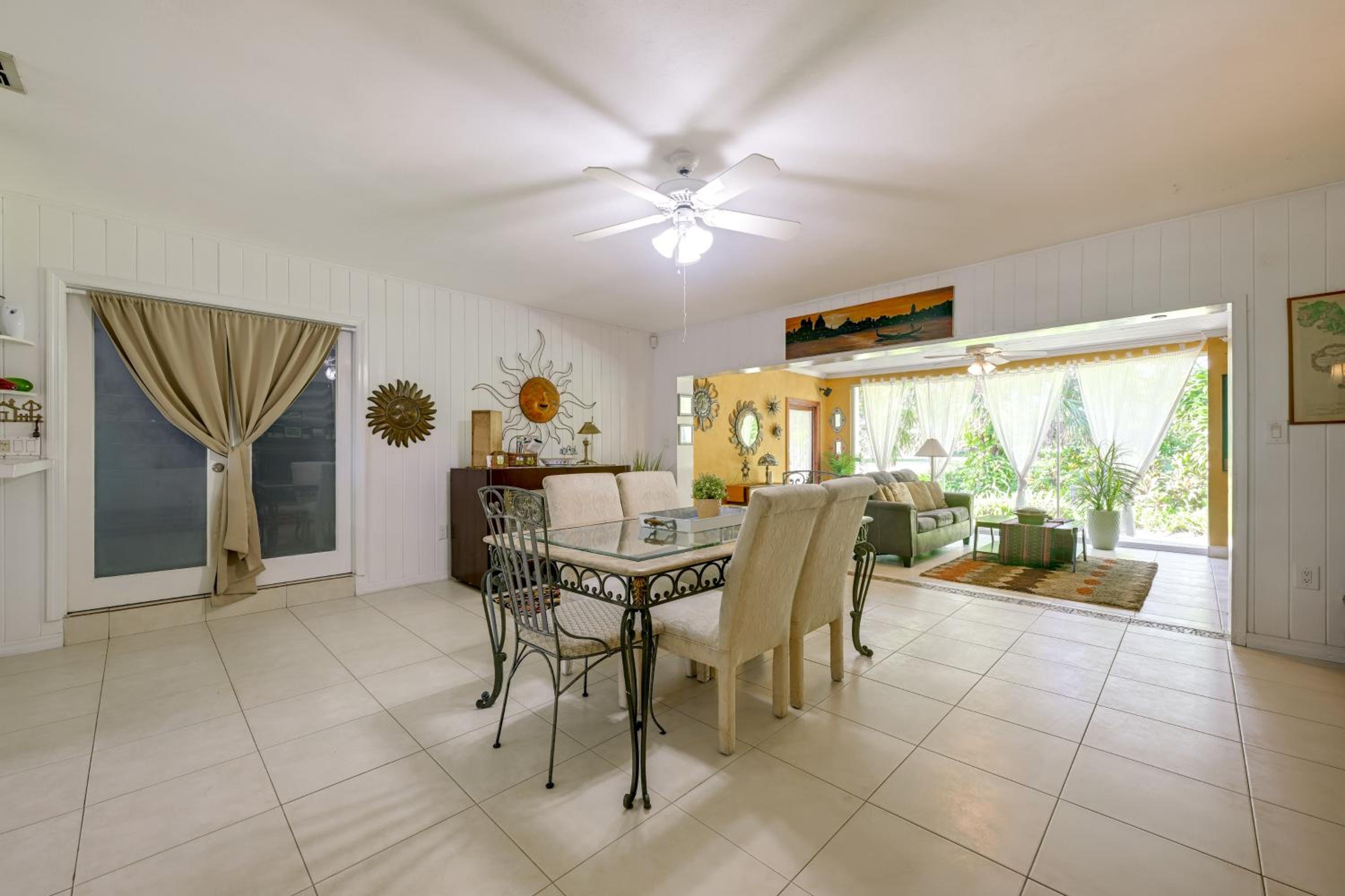 Explore Dtwn Sarasota and Beaches Home with Lush Yard