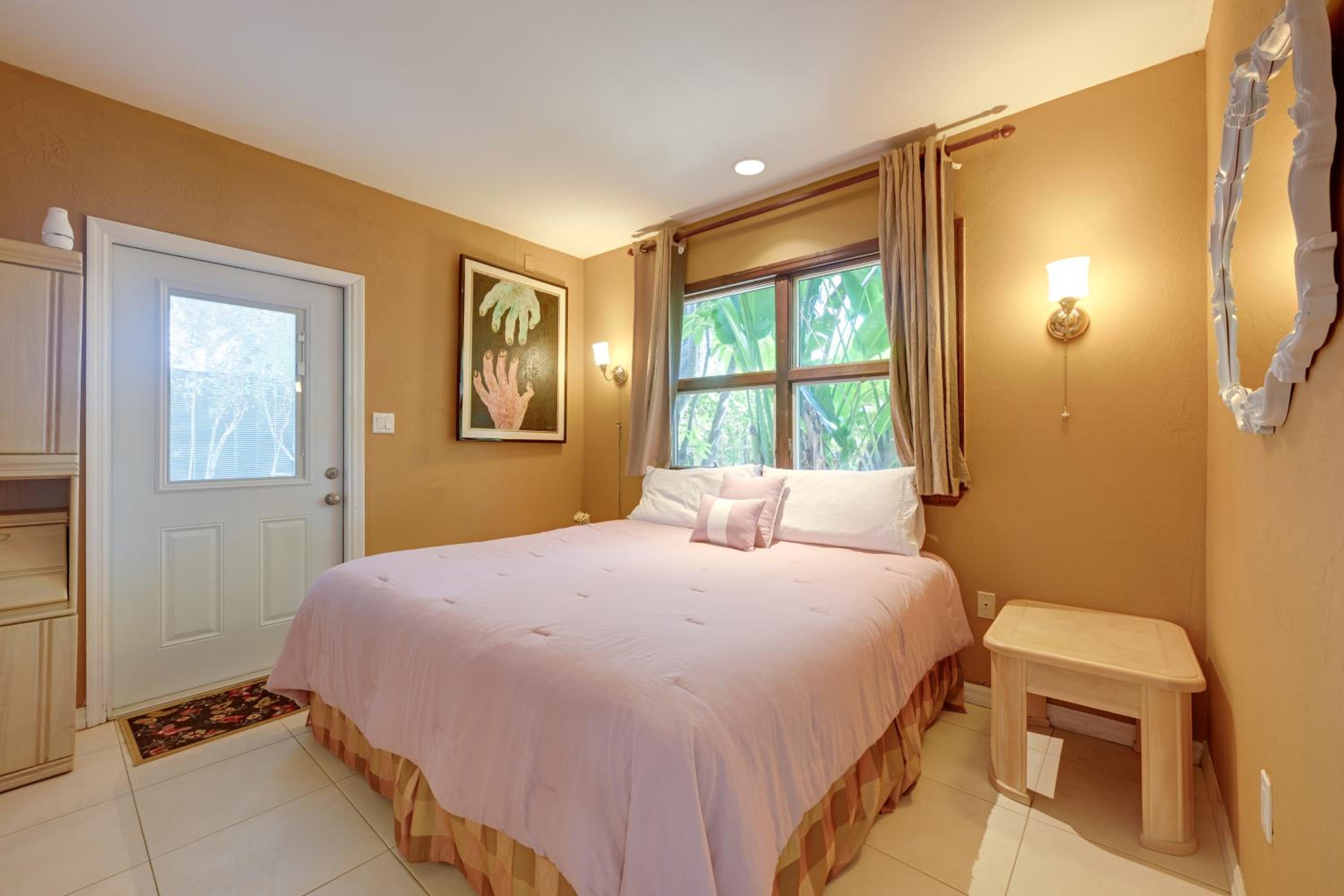 Explore Dtwn Sarasota and Beaches Home with Lush Yard