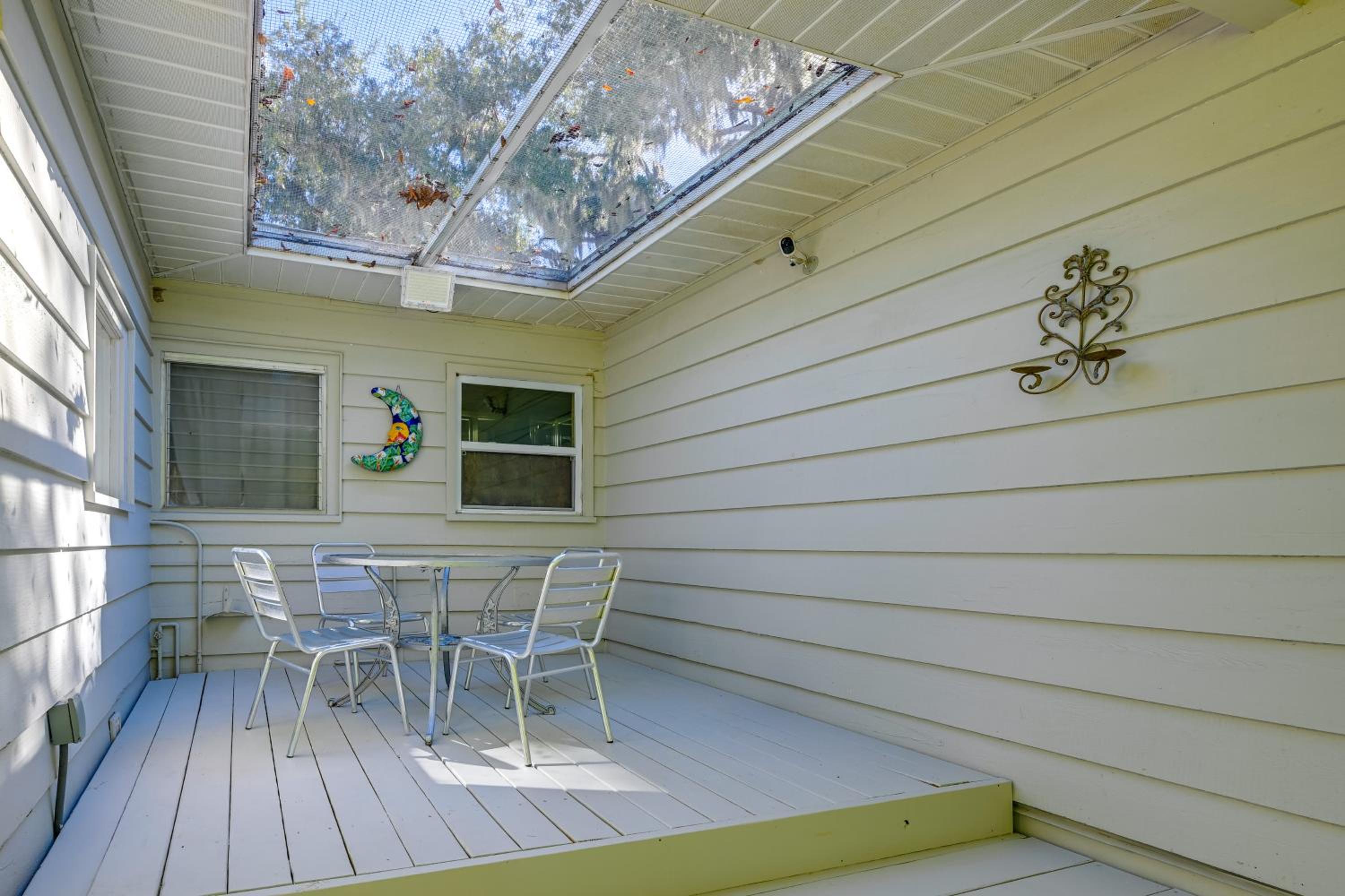 Explore Dtwn Sarasota and Beaches Home with Lush Yard