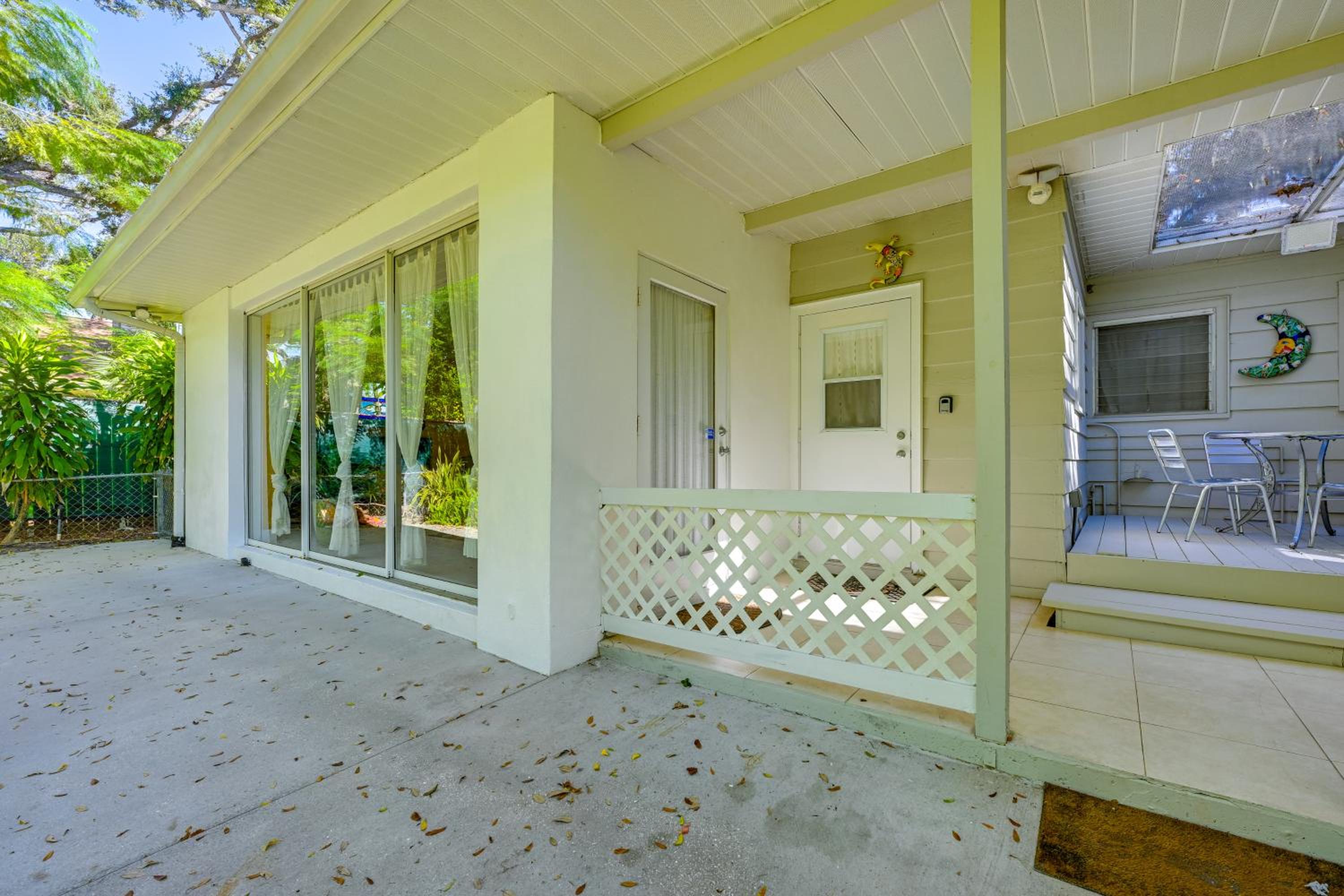 Explore Dtwn Sarasota and Beaches Home with Lush Yard