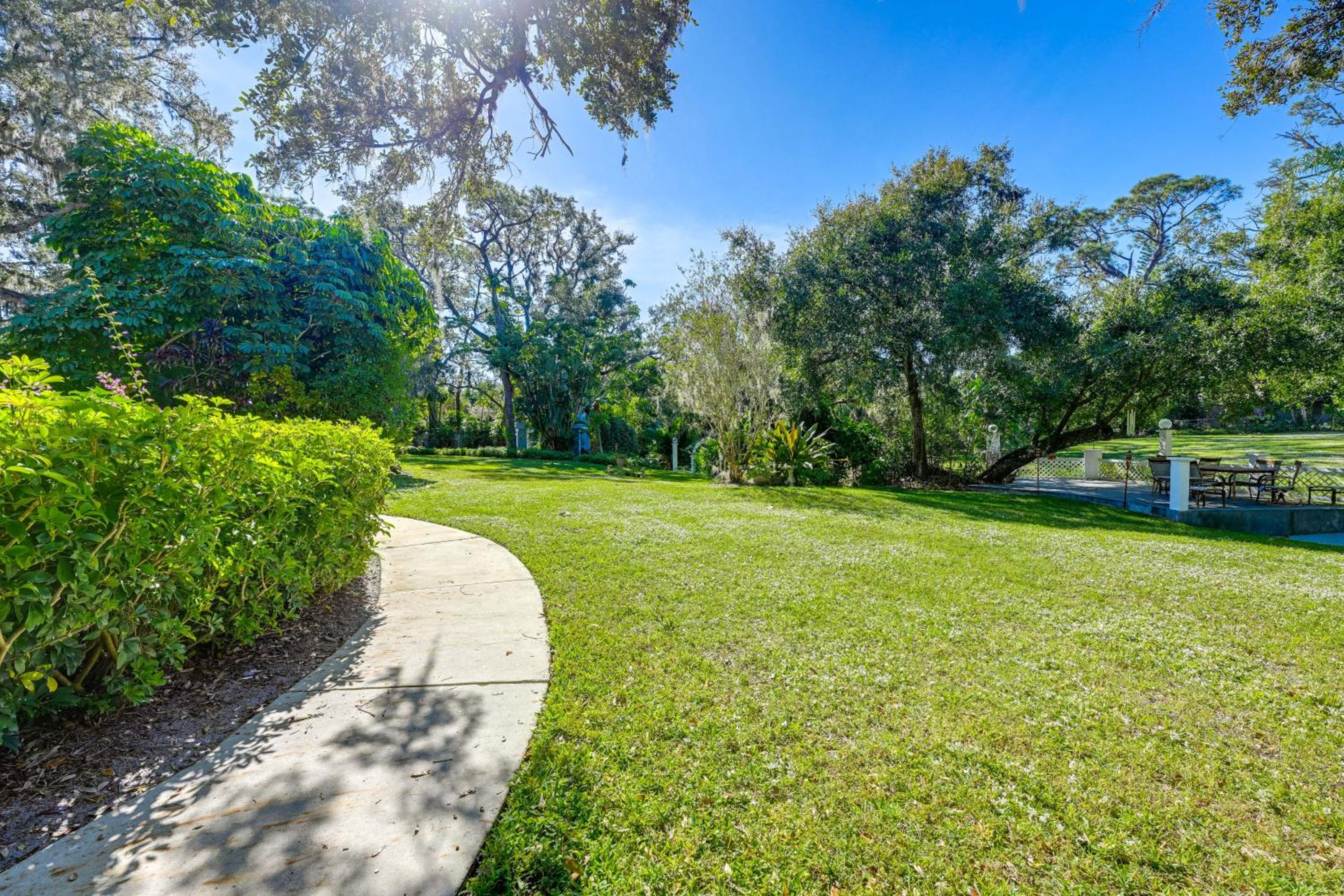 Explore Dtwn Sarasota and Beaches Home with Lush Yard