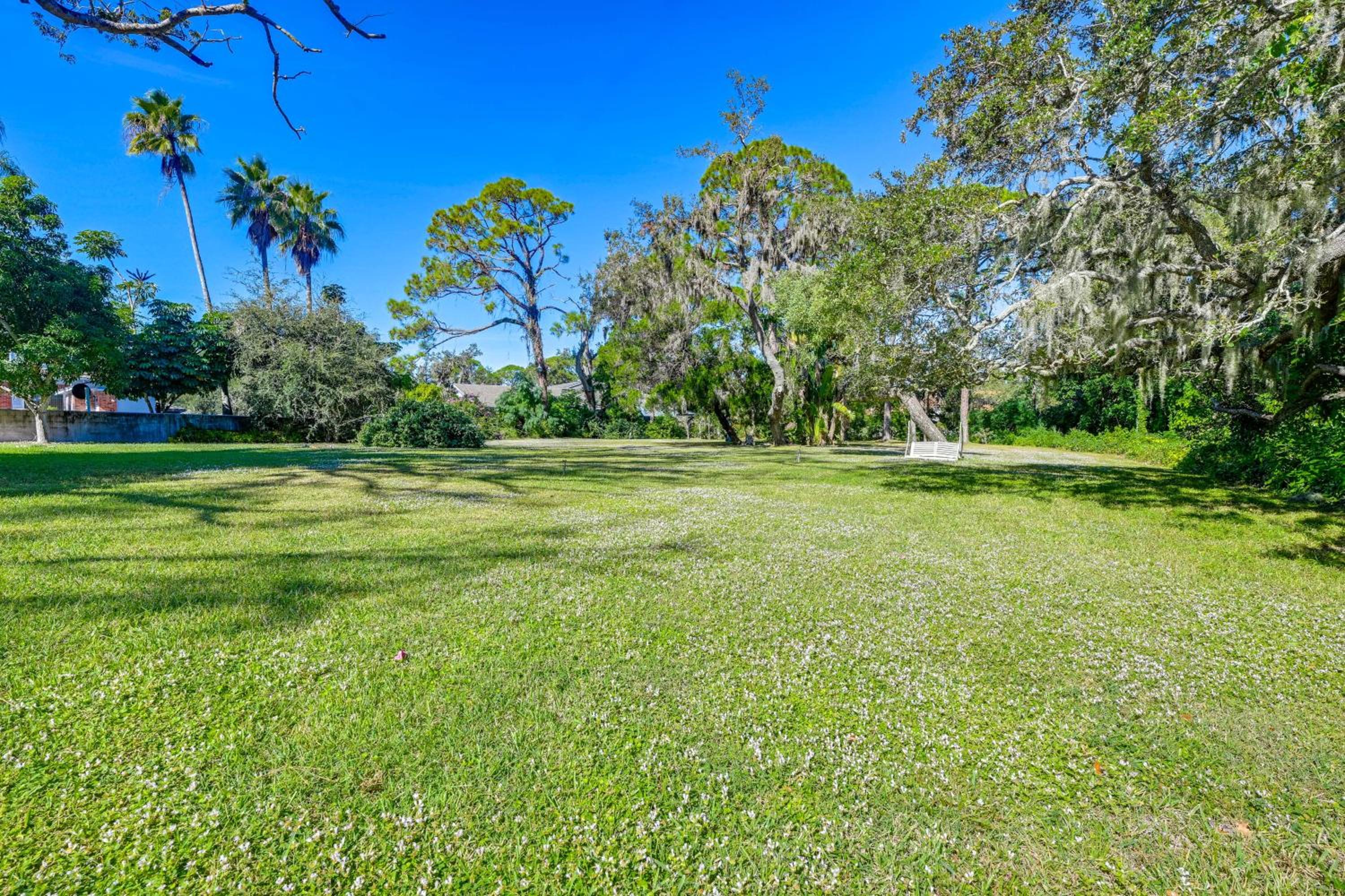 Explore Dtwn Sarasota and Beaches Home with Lush Yard