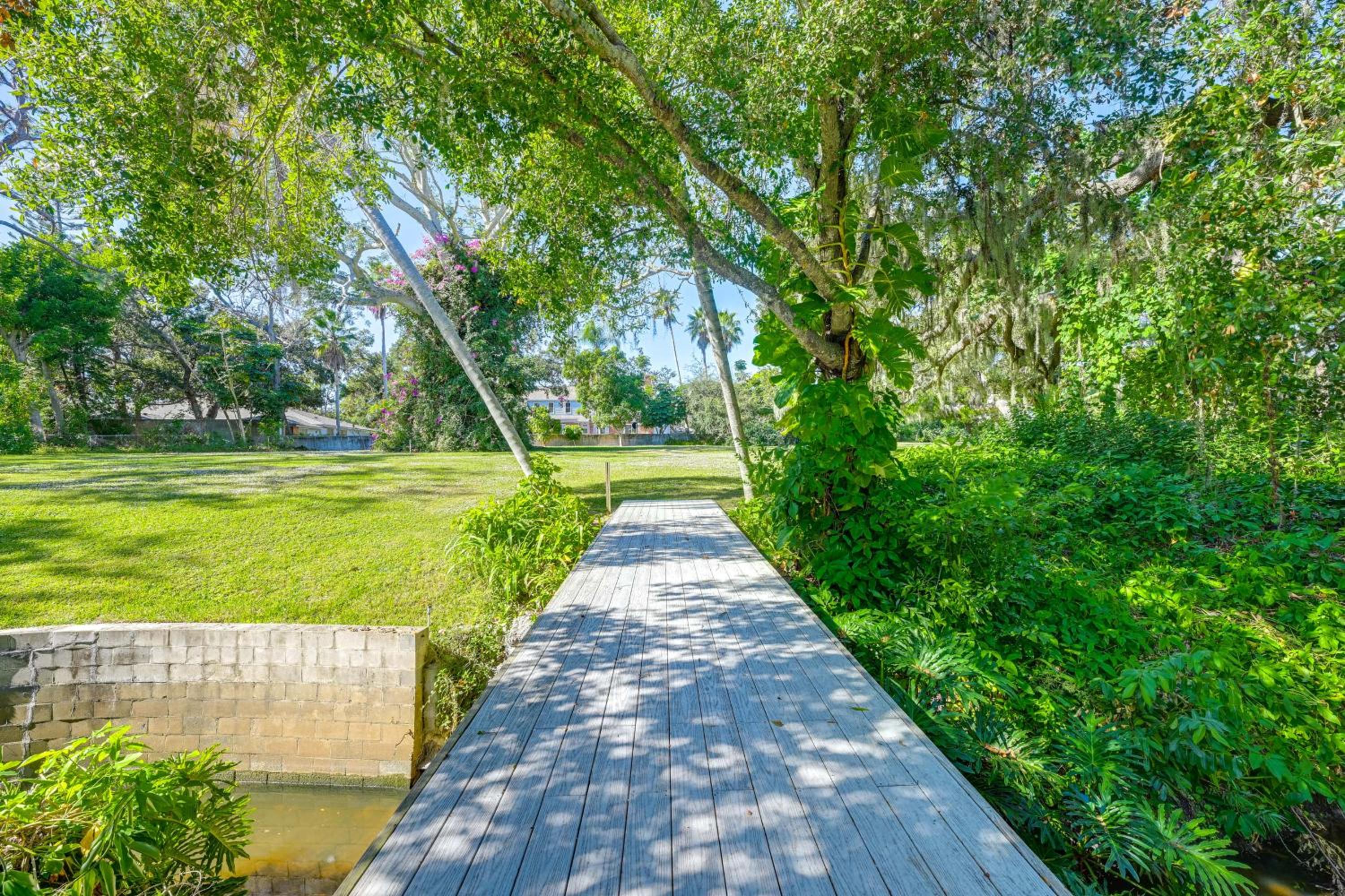 Explore Dtwn Sarasota and Beaches Home with Lush Yard