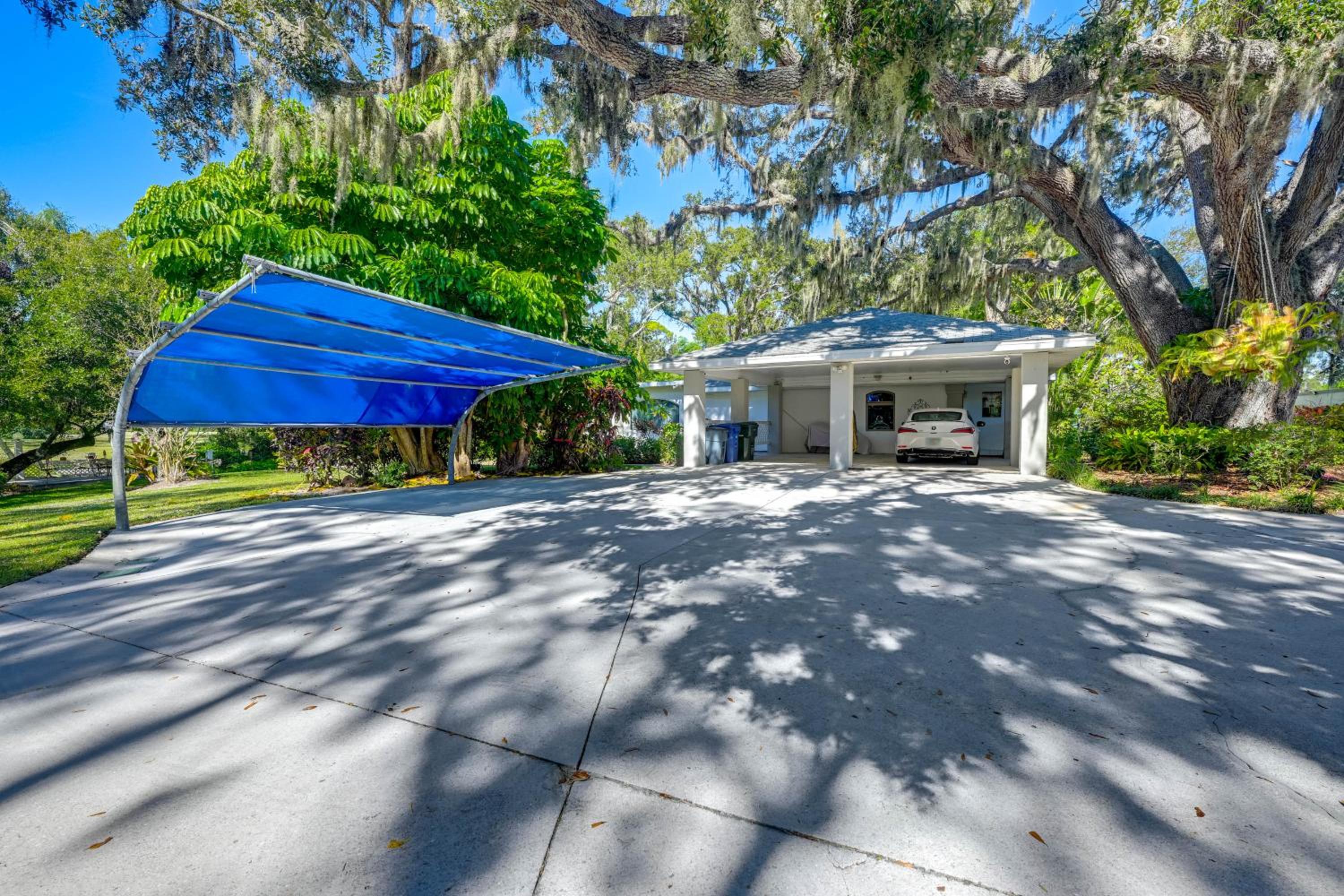 Explore Dtwn Sarasota and Beaches Home with Lush Yard