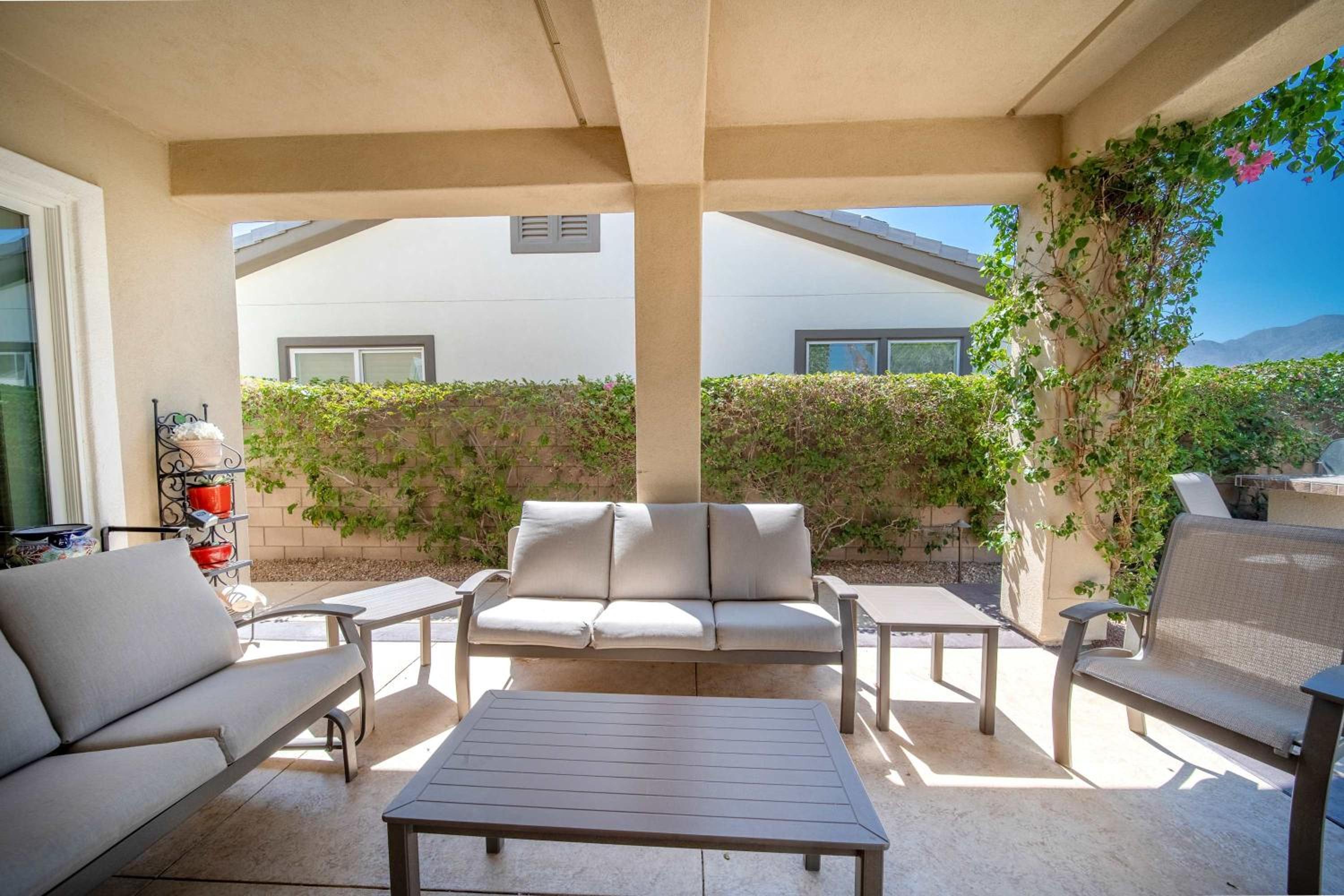 Stunning 3BD 3BR w Casita Golf VIew Community Pool