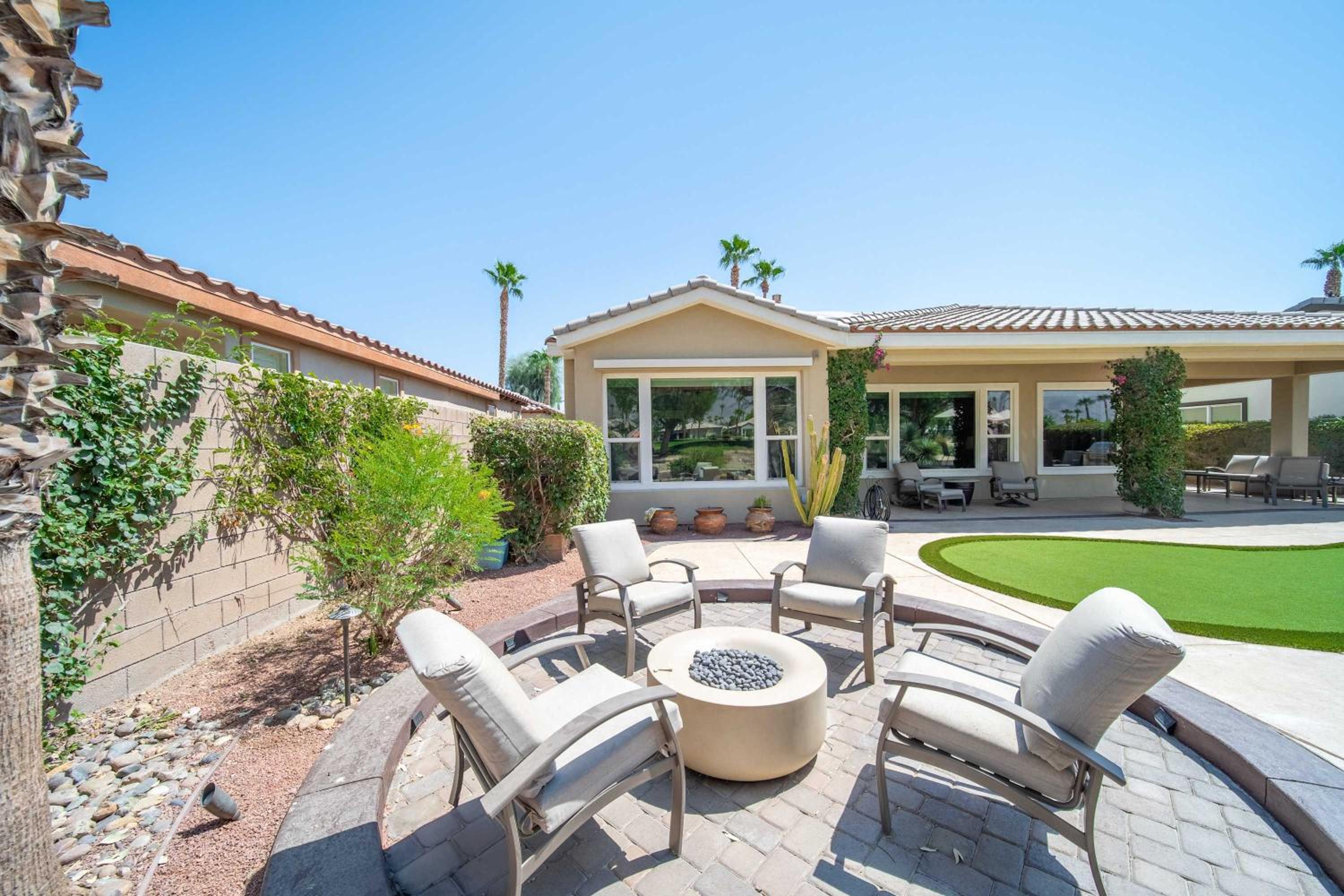 Stunning 3BD 3BR w Casita Golf VIew Community Pool