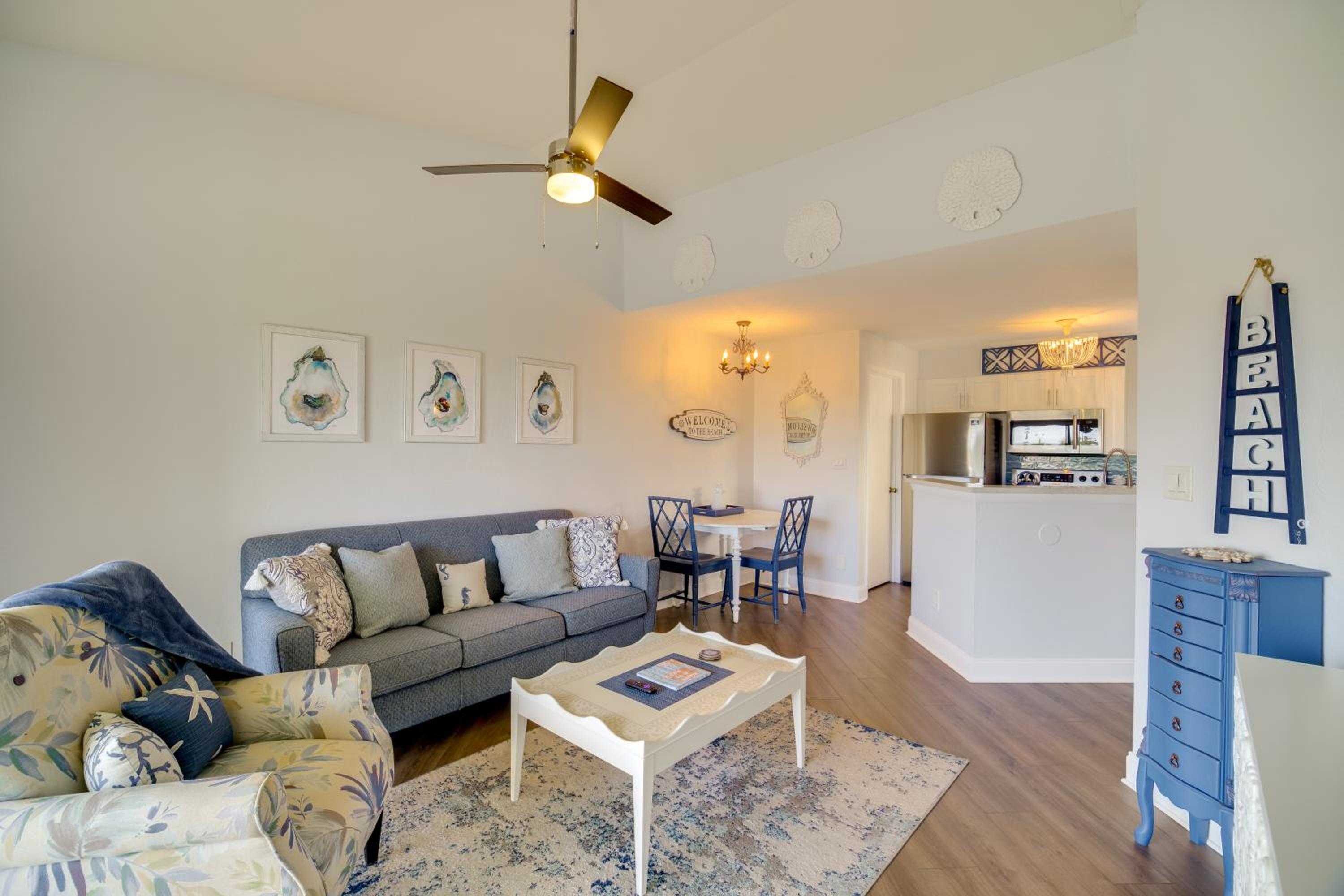 Walk to Canova Beach Park Couples Coastal Condo