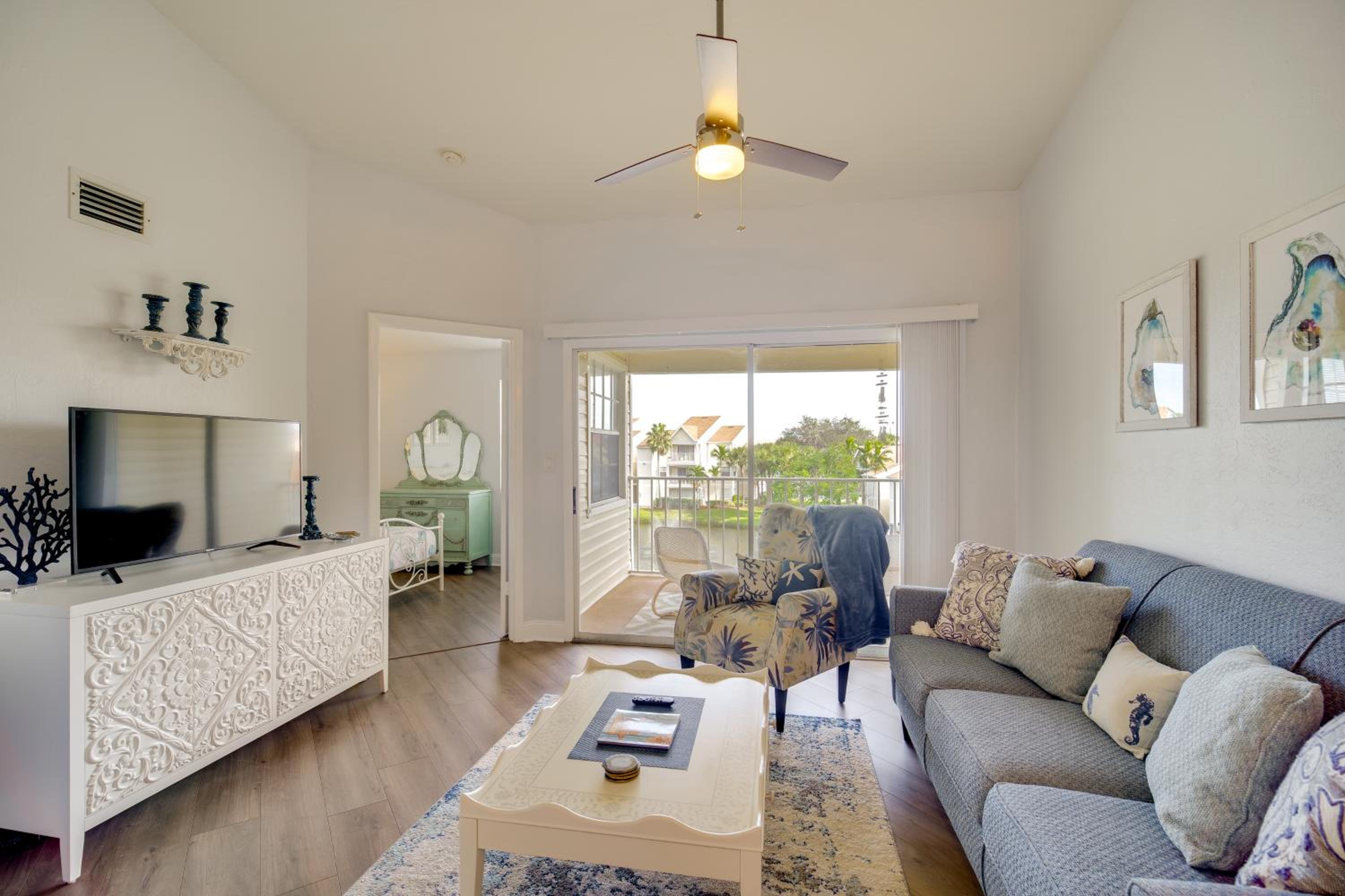 Walk to Canova Beach Park Couples Coastal Condo