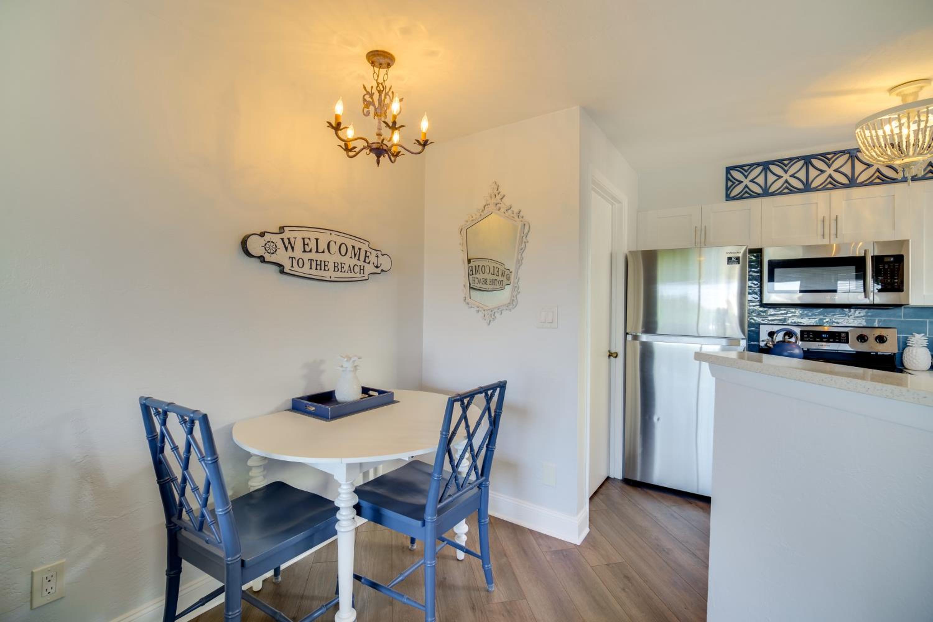 Walk to Canova Beach Park Couples Coastal Condo