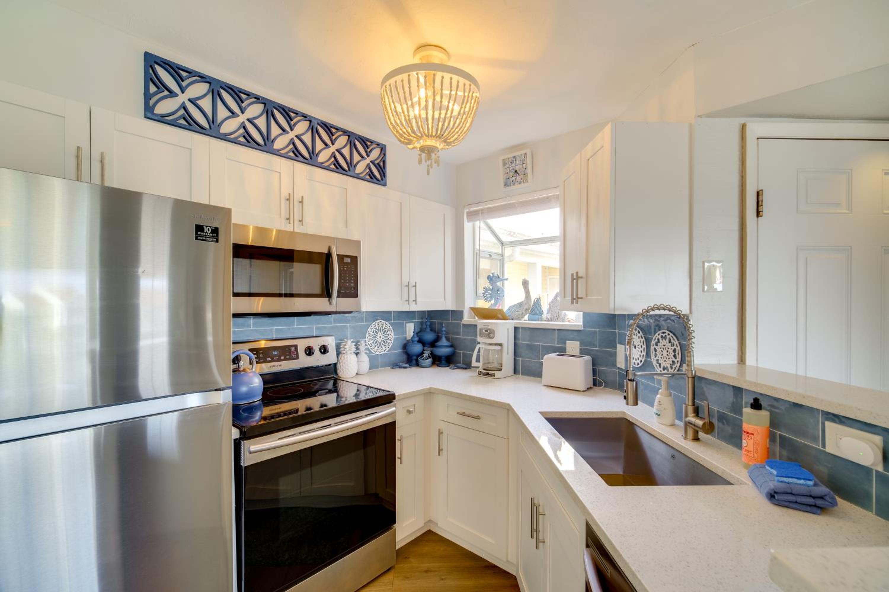 Walk to Canova Beach Park Couples Coastal Condo