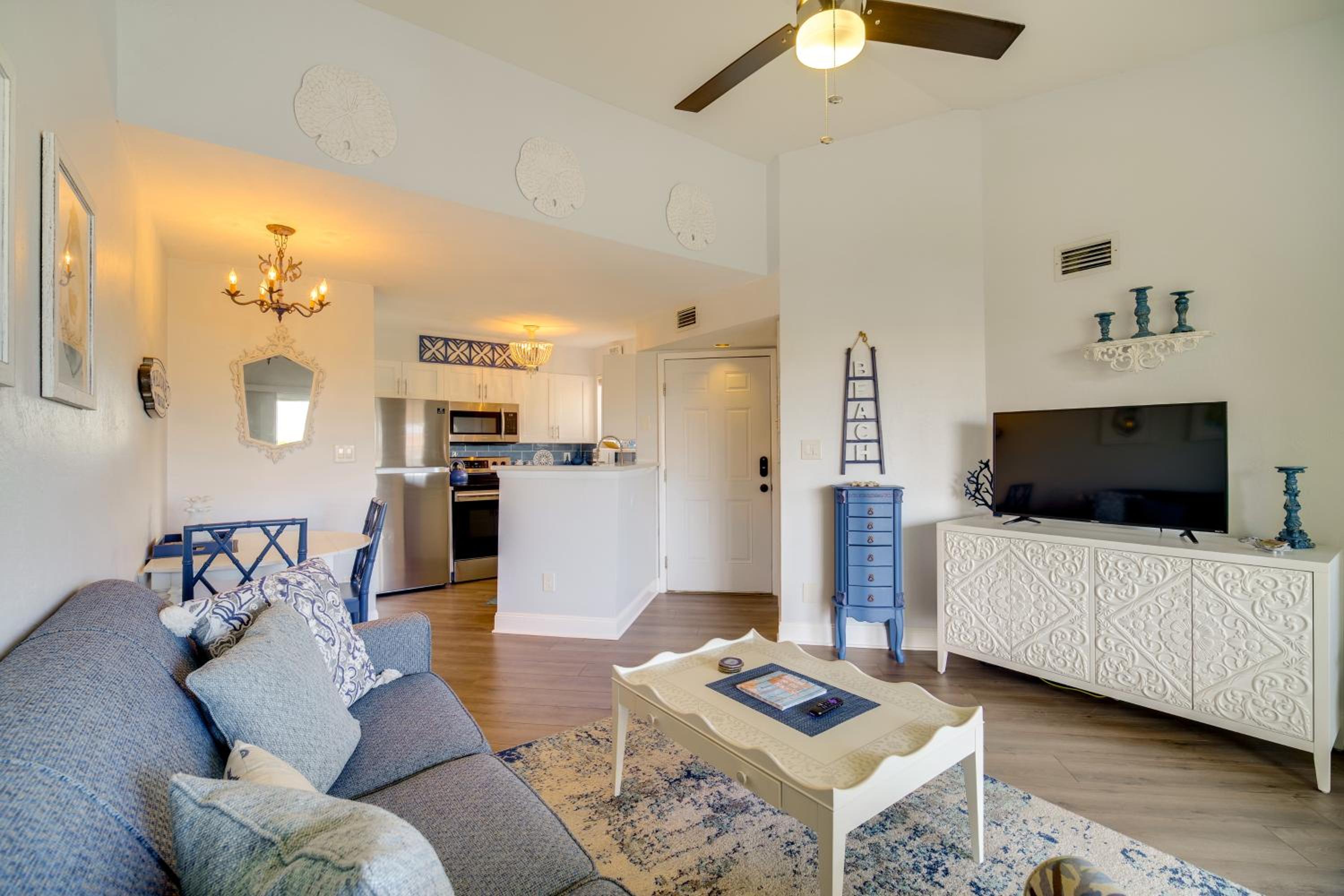 Walk to Canova Beach Park Couples Coastal Condo