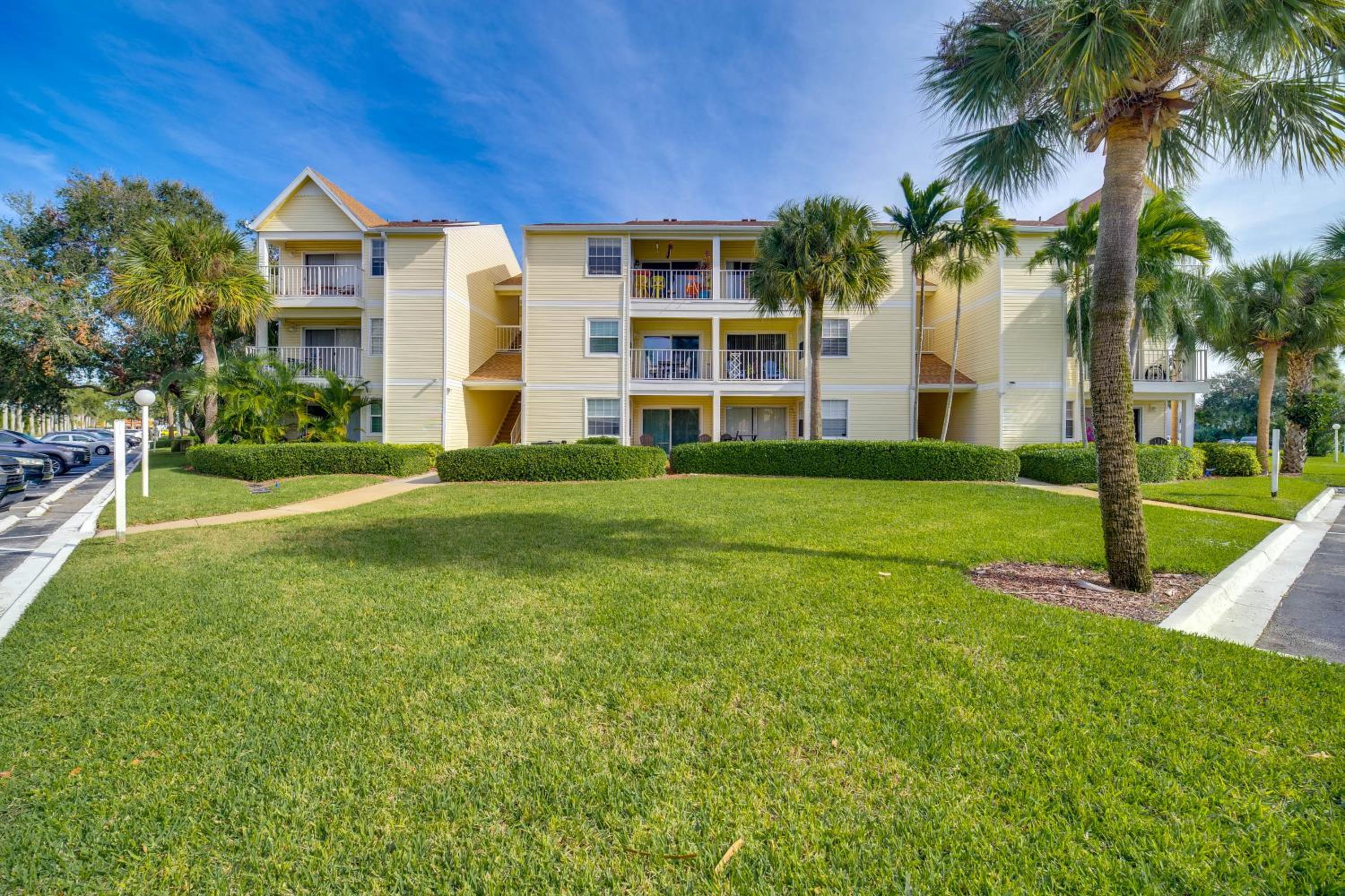 Walk to Canova Beach Park Couples Coastal Condo