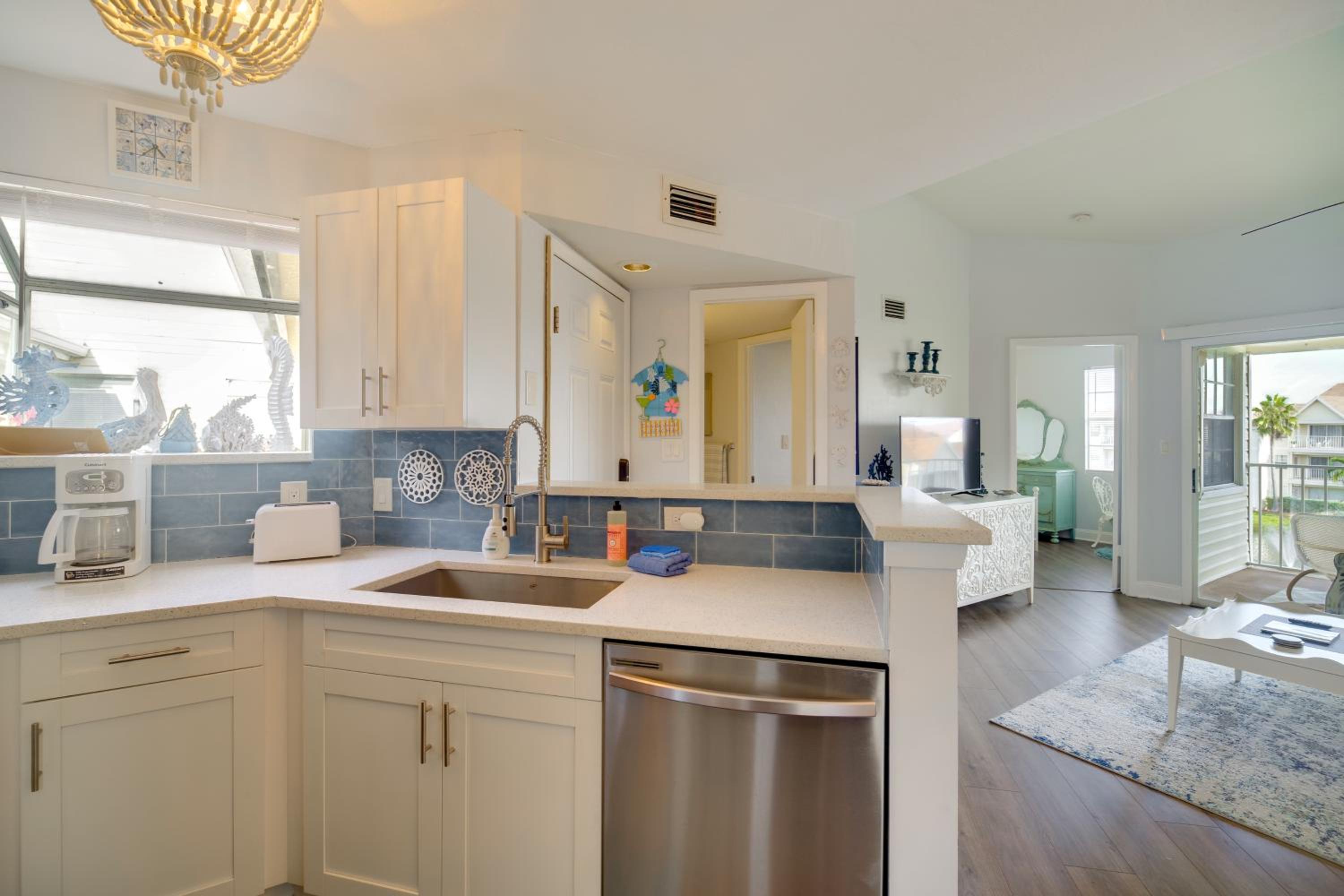 Walk to Canova Beach Park Couples Coastal Condo
