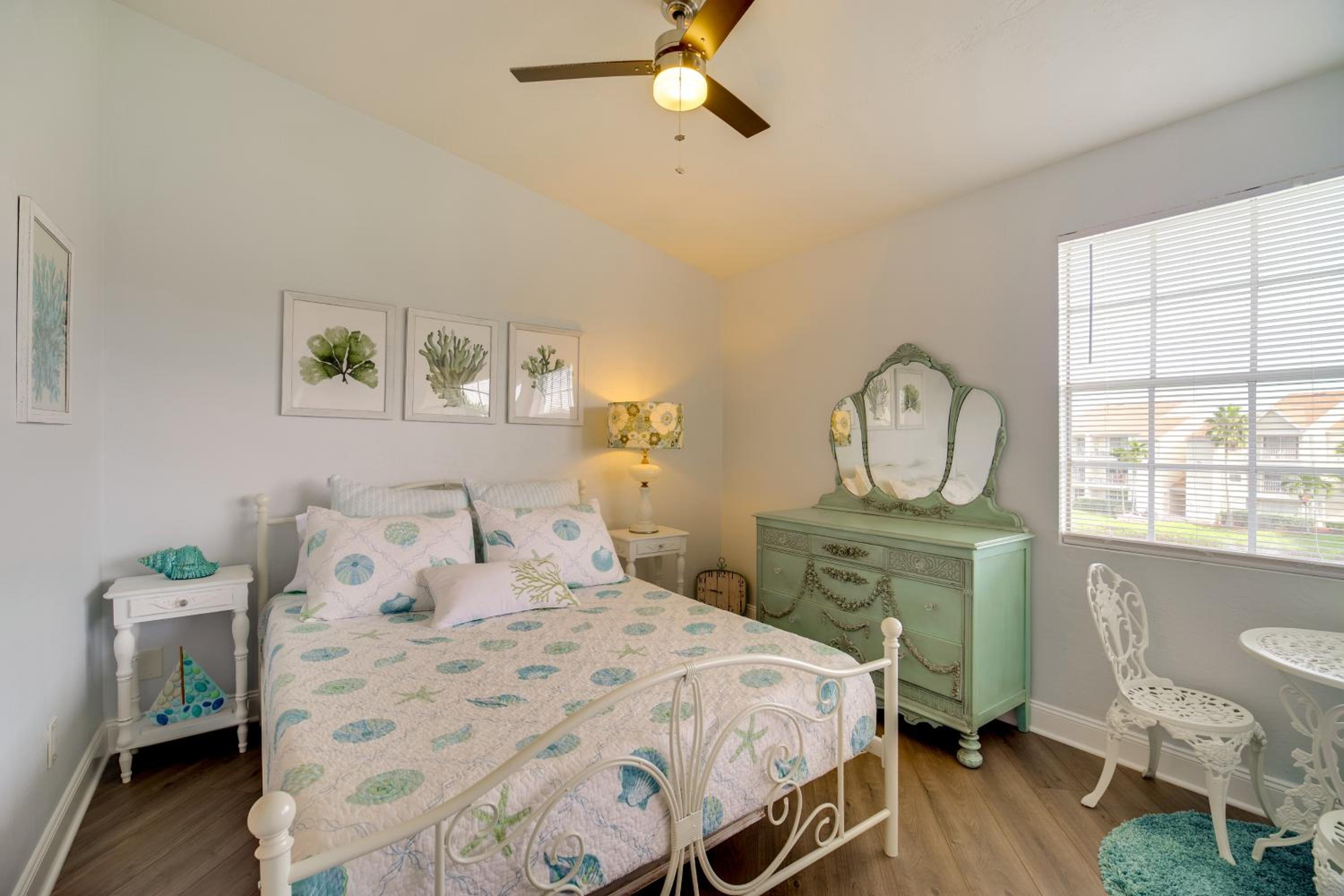 Walk to Canova Beach Park Couples Coastal Condo
