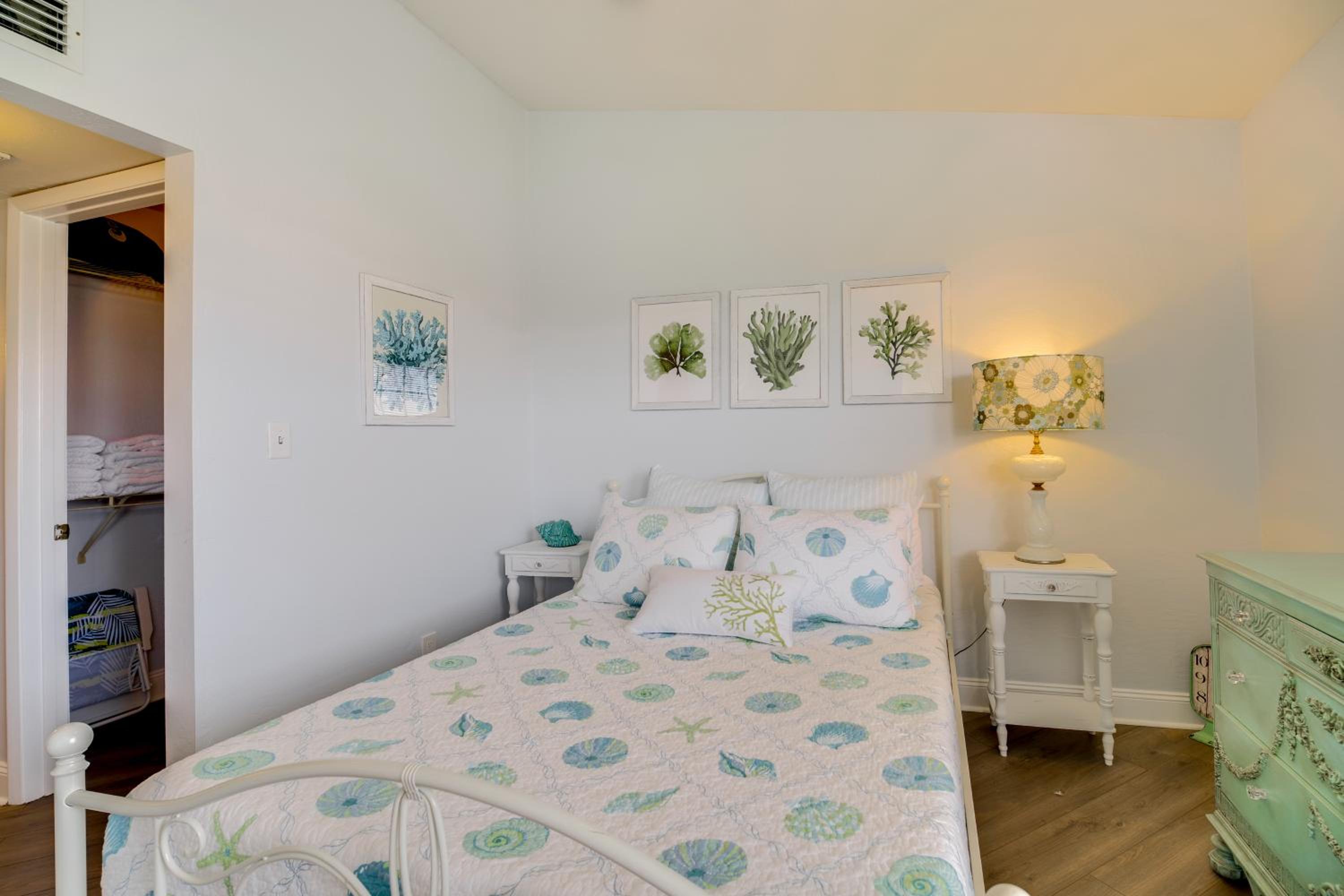 Walk to Canova Beach Park Couples Coastal Condo