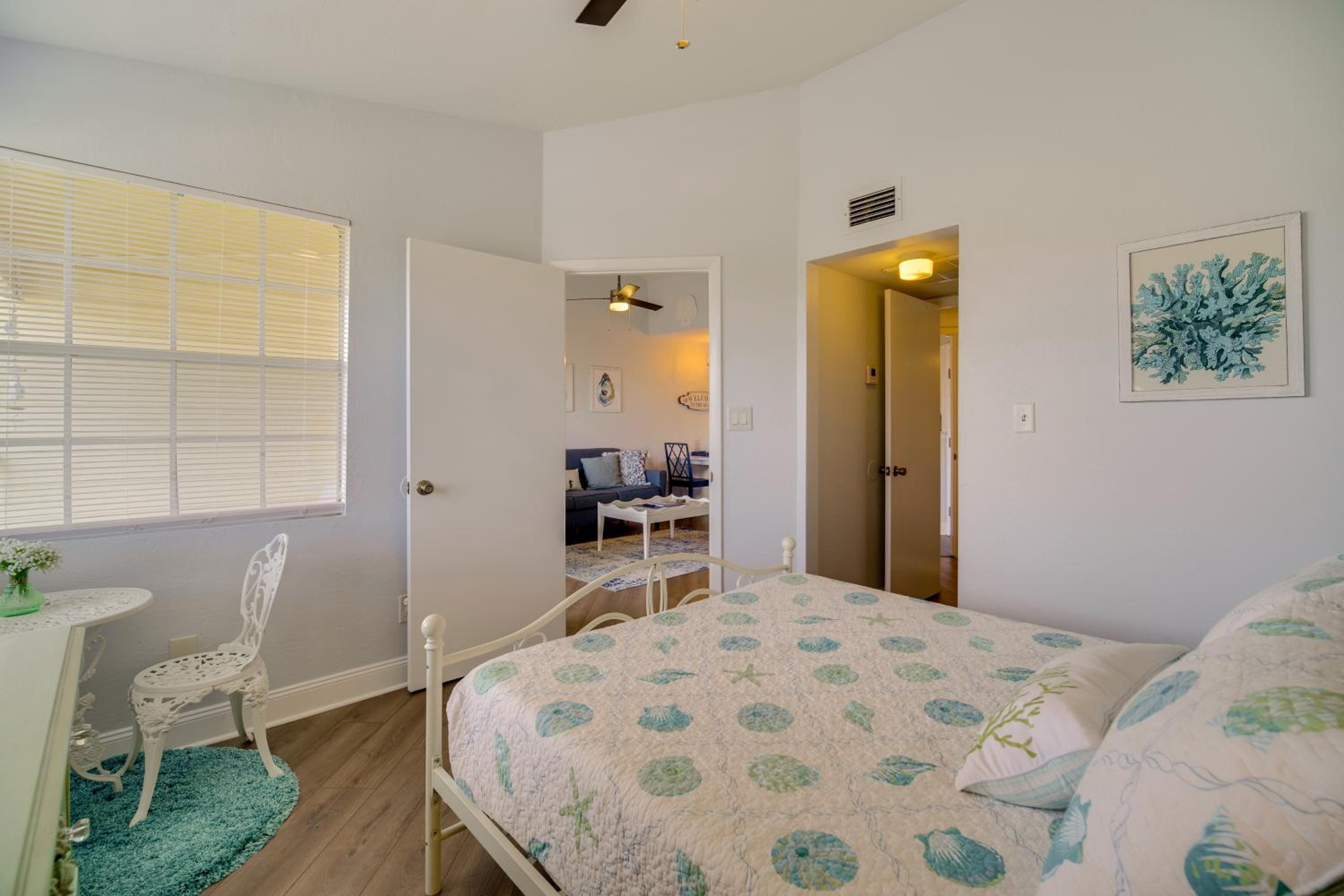 Walk to Canova Beach Park Couples Coastal Condo