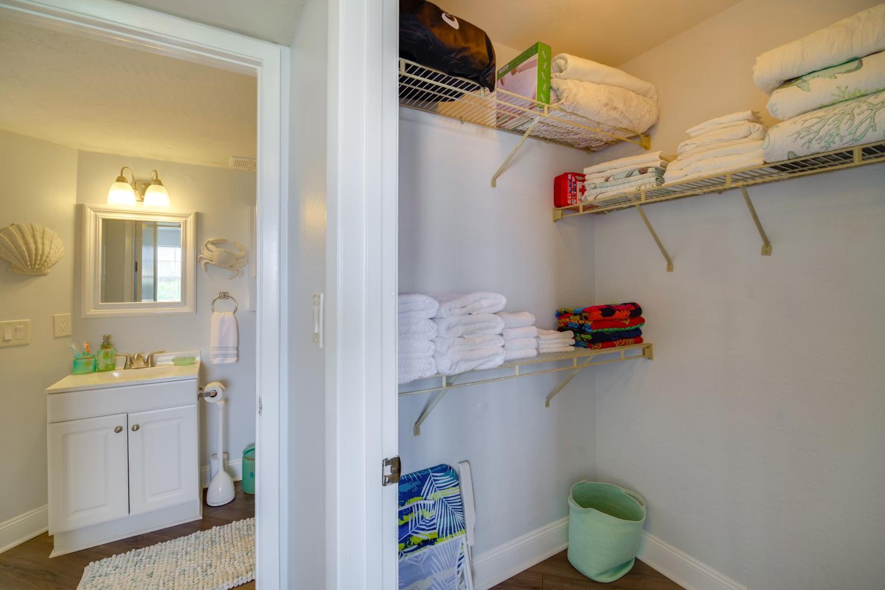 Walk to Canova Beach Park Couples Coastal Condo