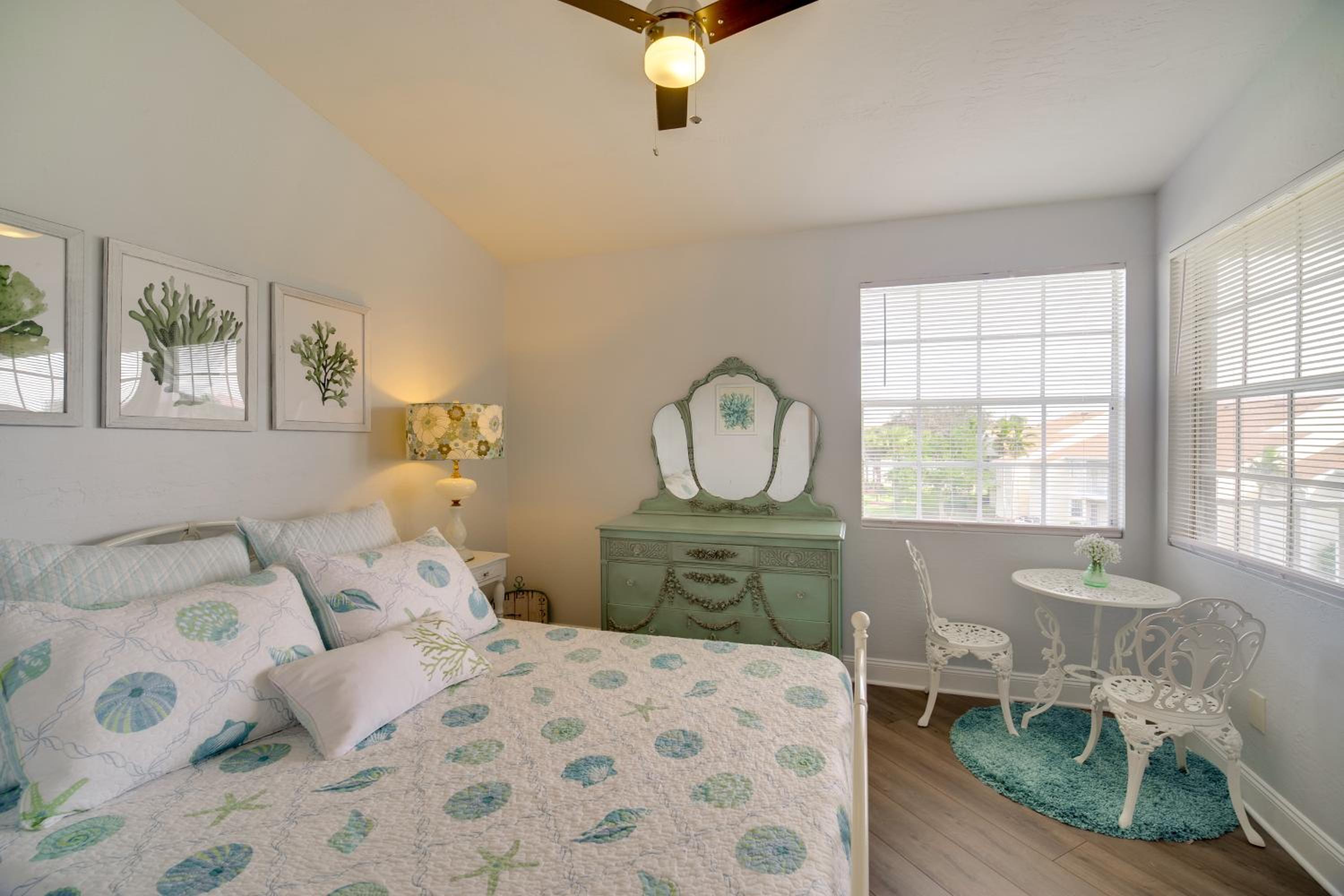 Walk to Canova Beach Park Couples Coastal Condo