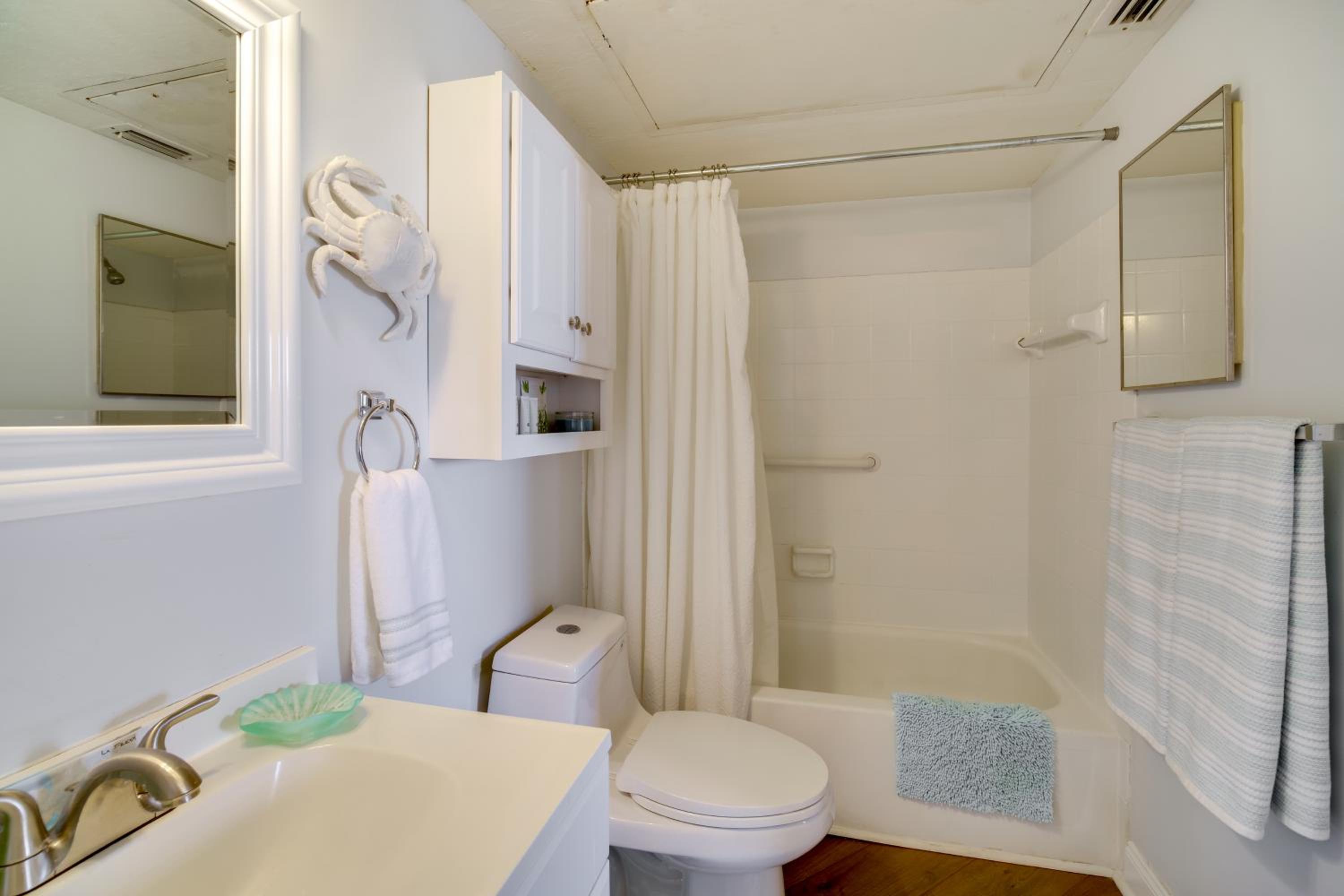 Walk to Canova Beach Park Couples Coastal Condo