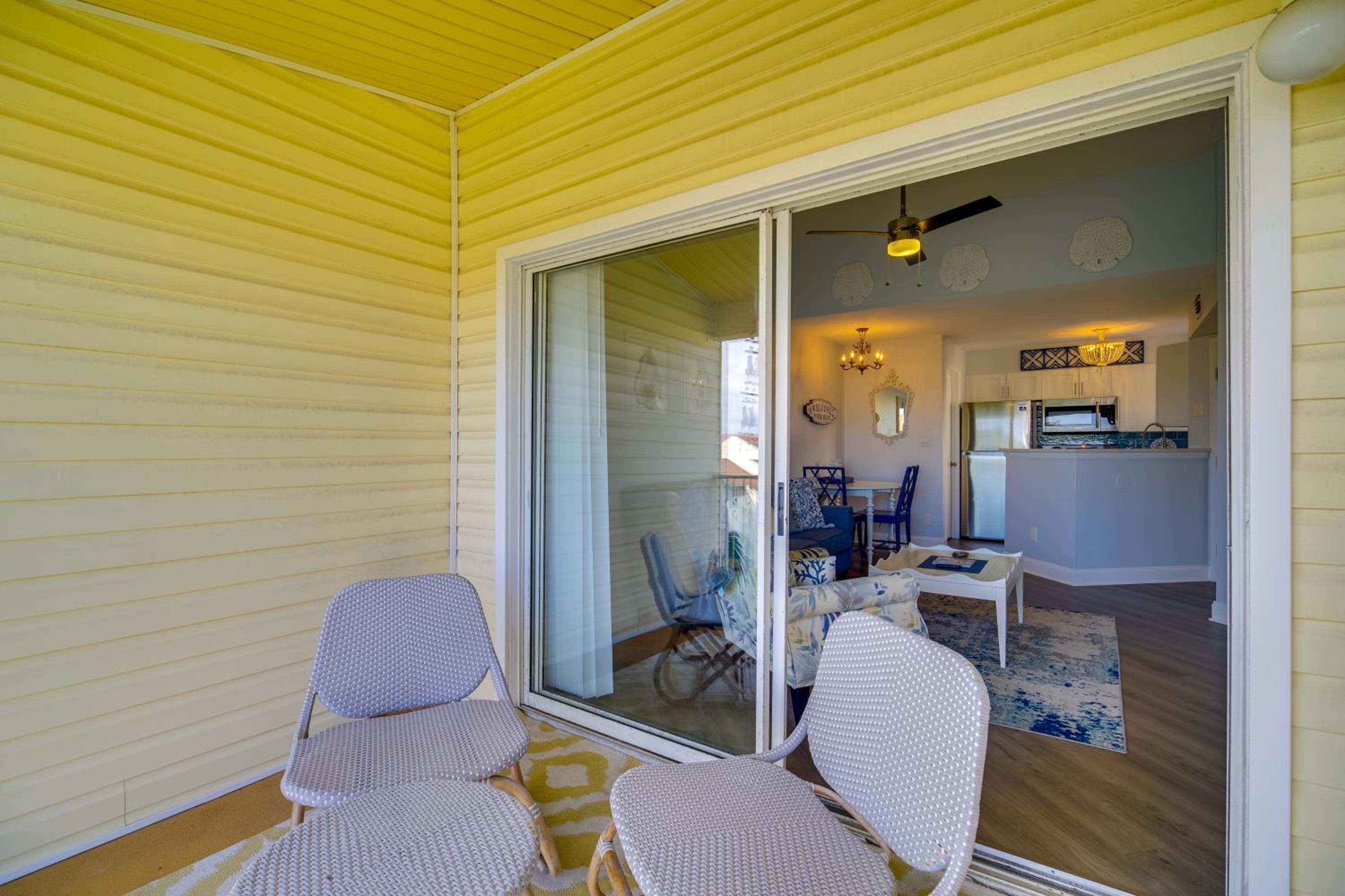 Walk to Canova Beach Park Couples Coastal Condo