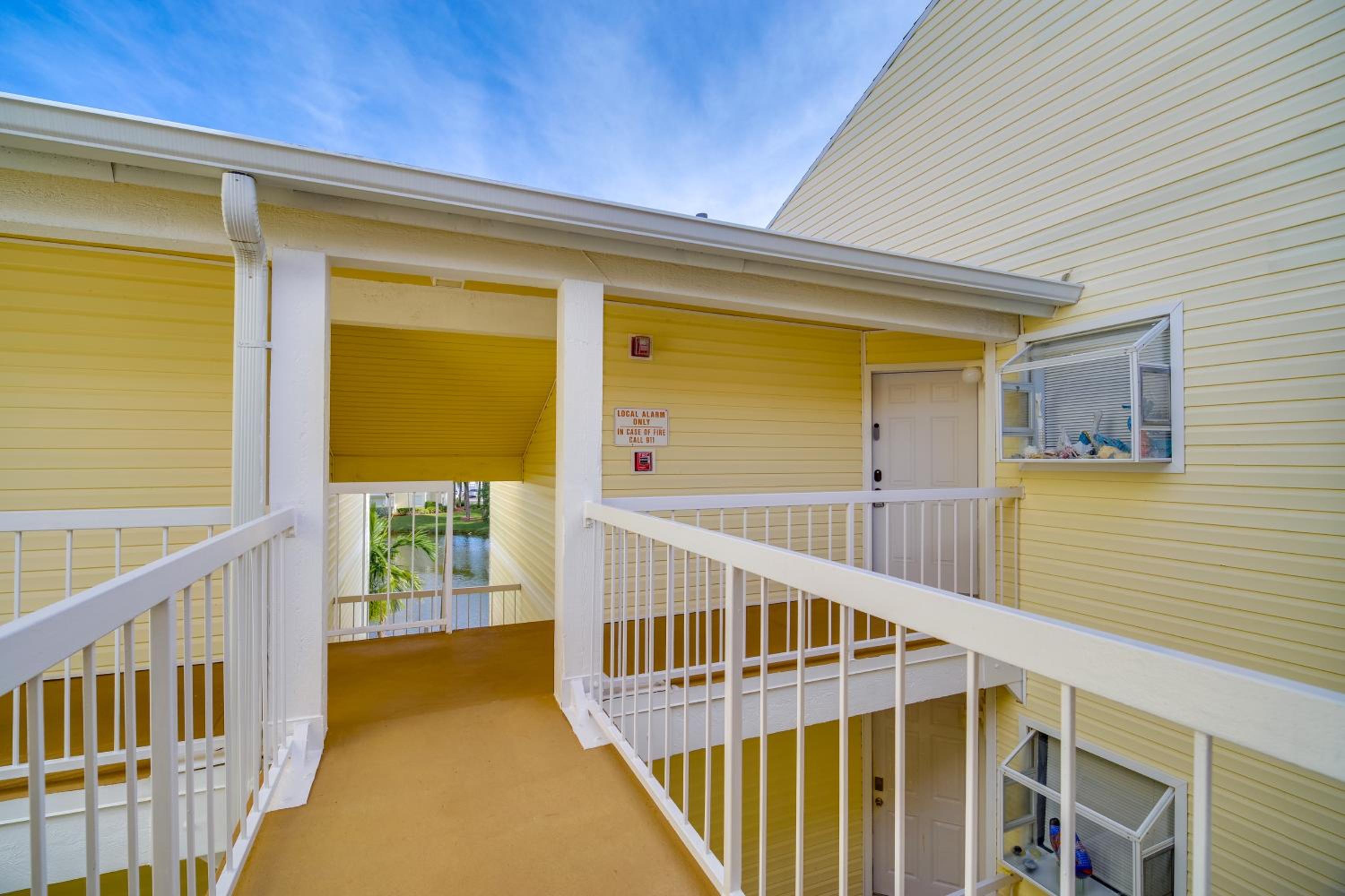 Walk to Canova Beach Park Couples Coastal Condo