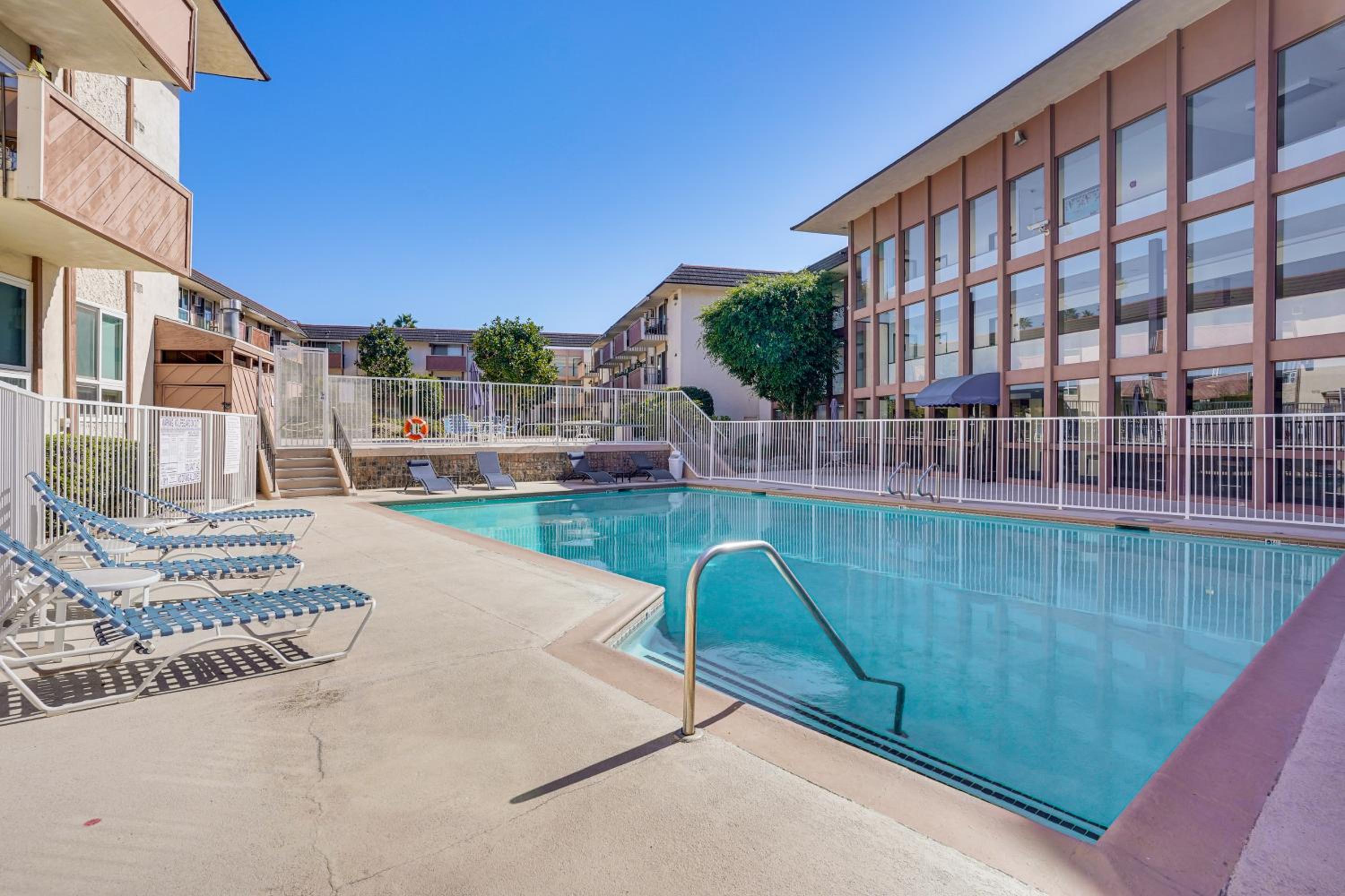 Steps to CSULB Cozy Condo with Pool Access!