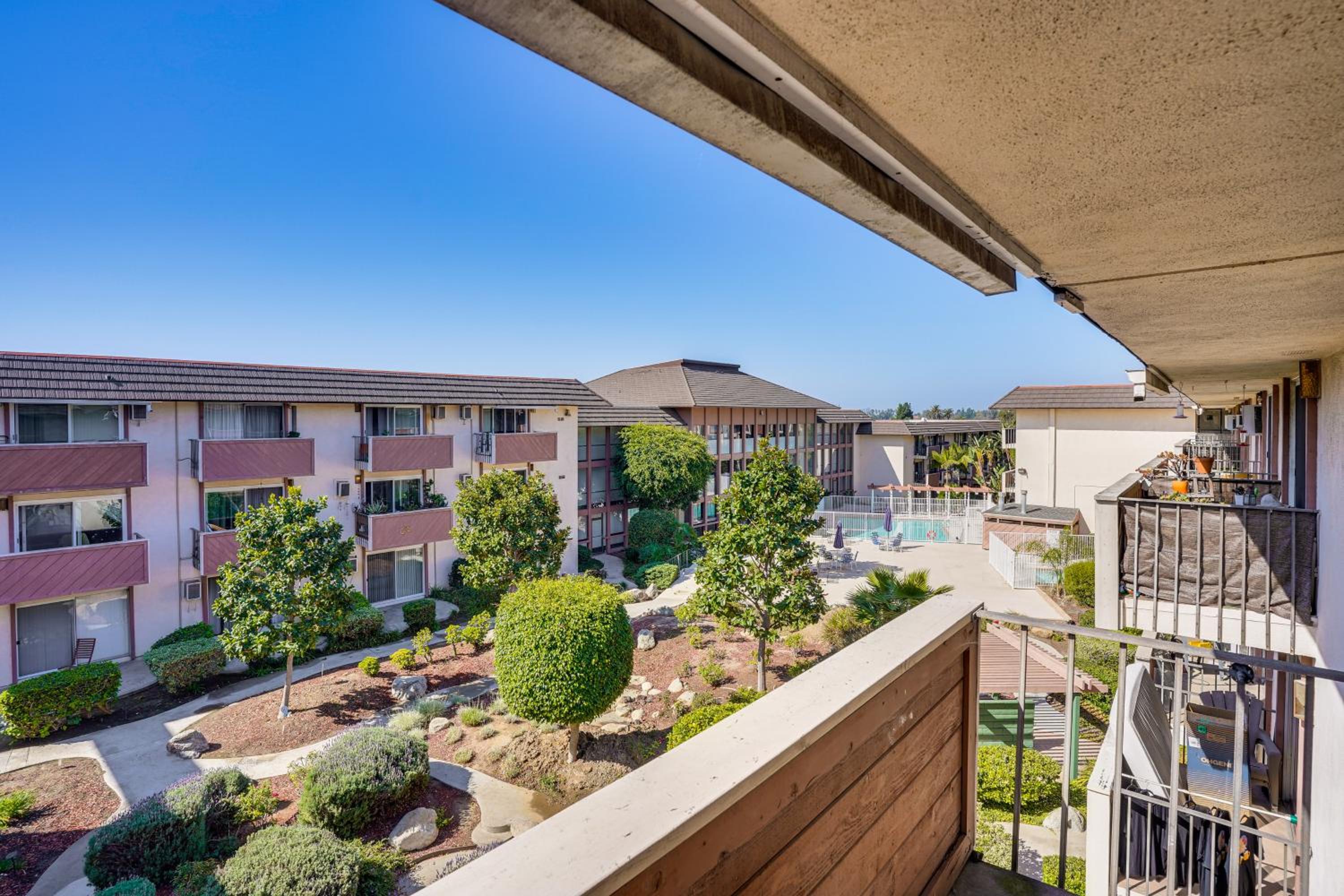 Steps to CSULB Cozy Condo with Pool Access!