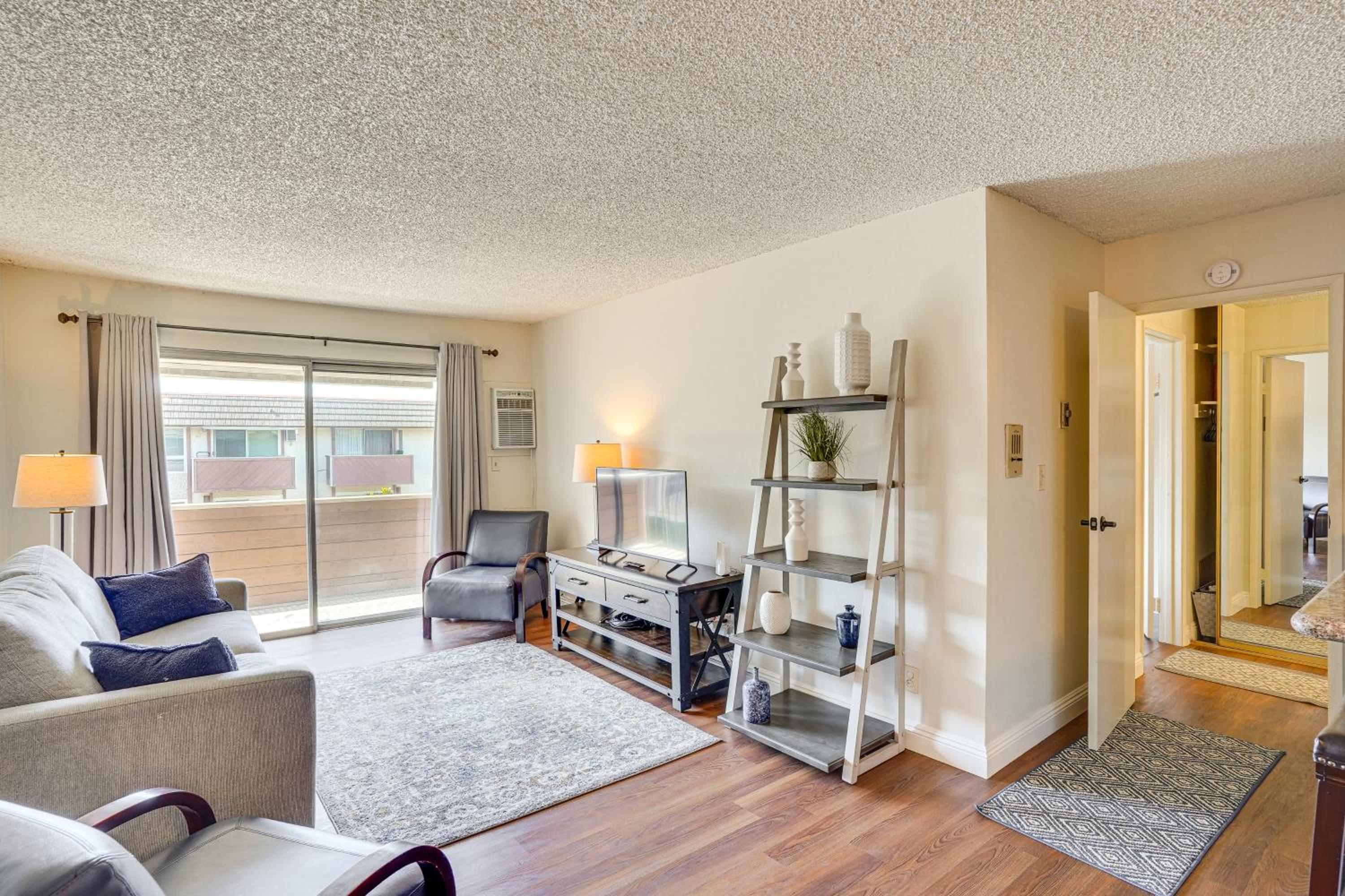 Steps to CSULB Cozy Condo with Pool Access!