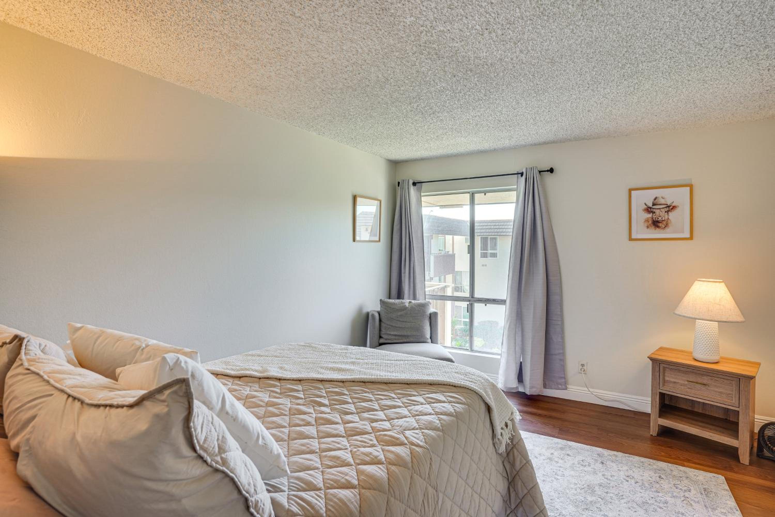 Steps to CSULB Cozy Condo with Pool Access!