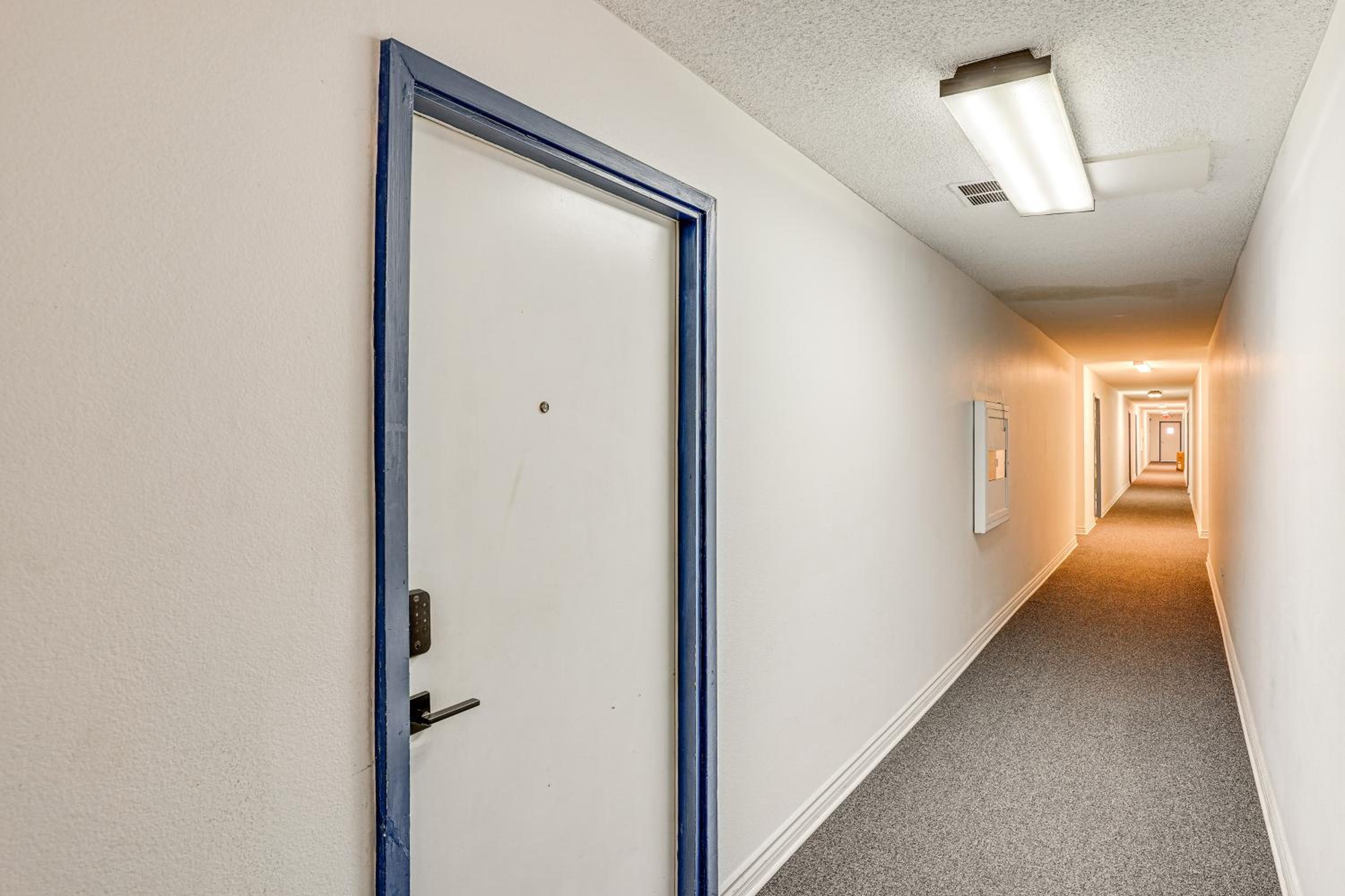 Steps to CSULB Cozy Condo with Pool Access!