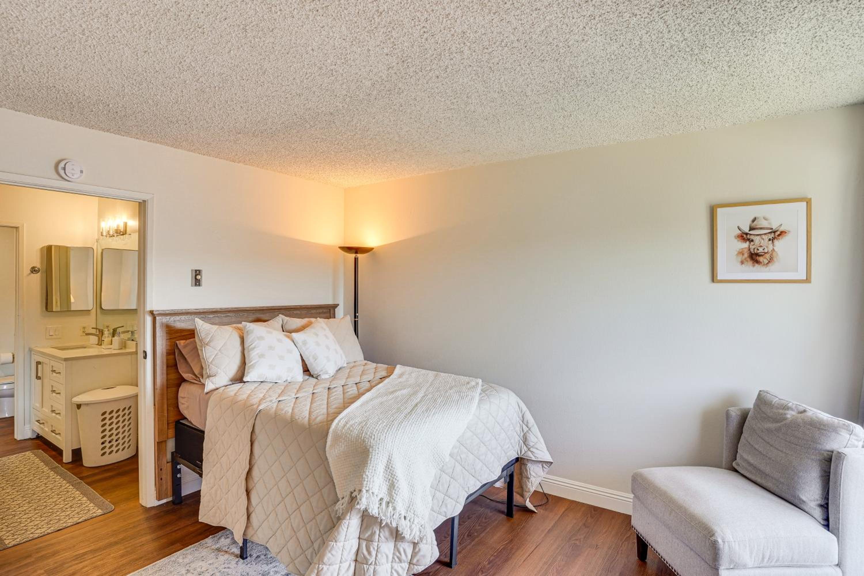 Steps to CSULB Cozy Condo with Pool Access!