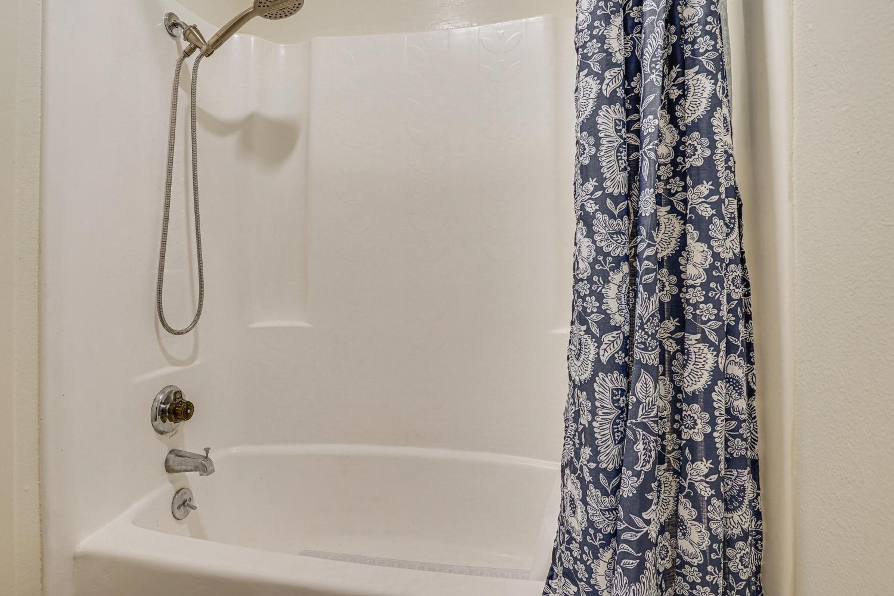 Steps to CSULB Cozy Condo with Pool Access!