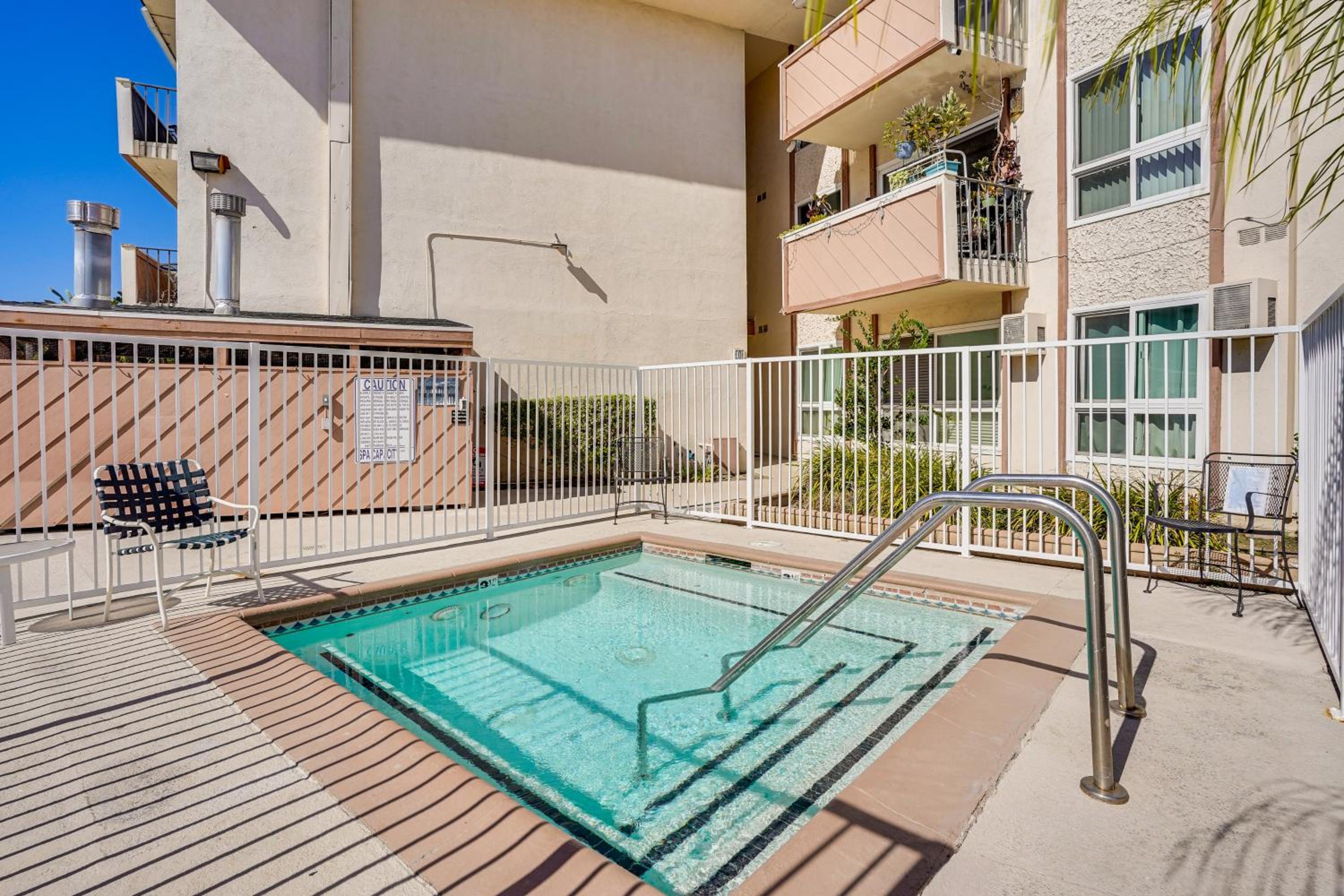 Steps to CSULB Cozy Condo with Pool Access!