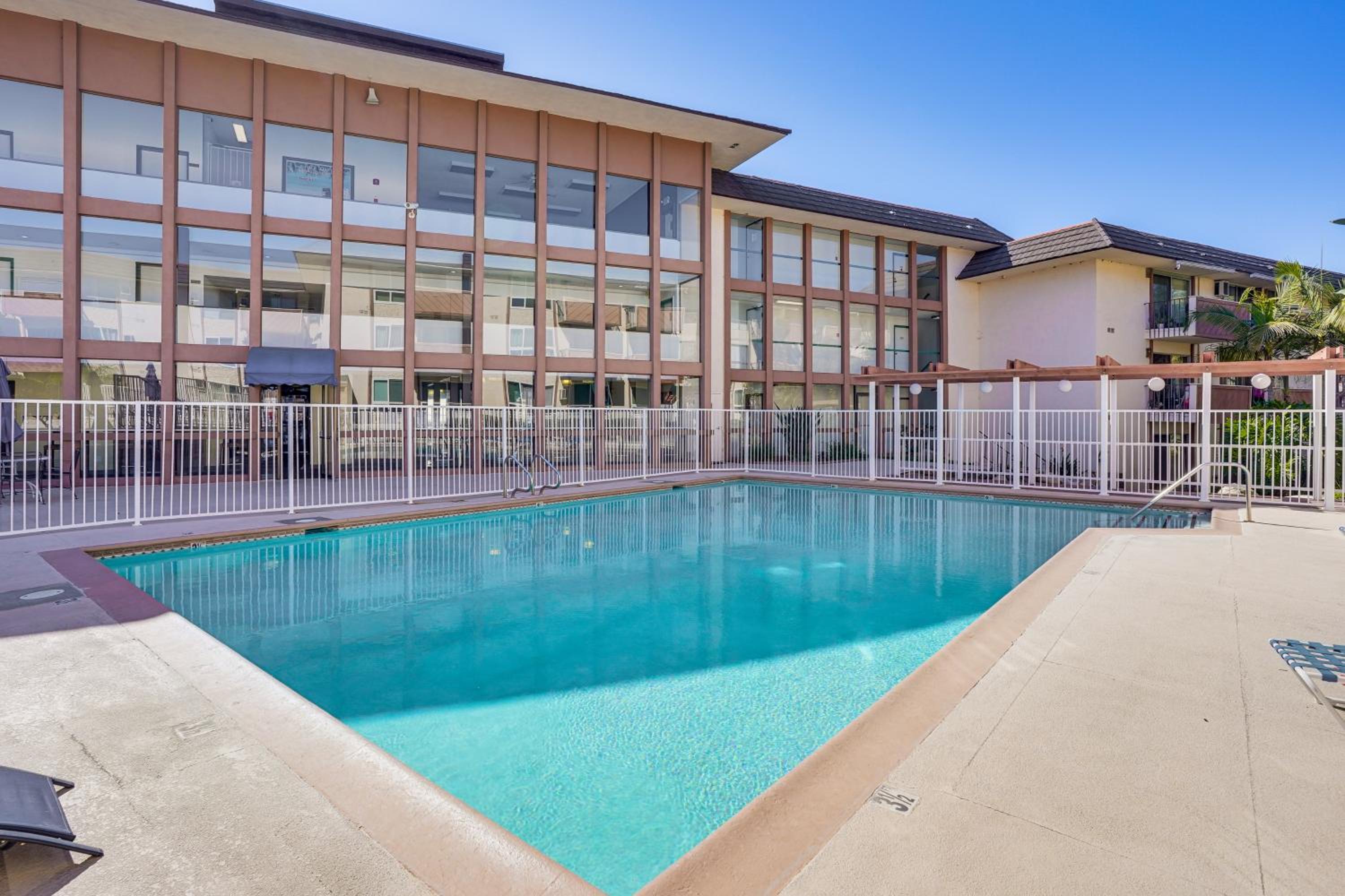 Steps to CSULB Cozy Condo with Pool Access!