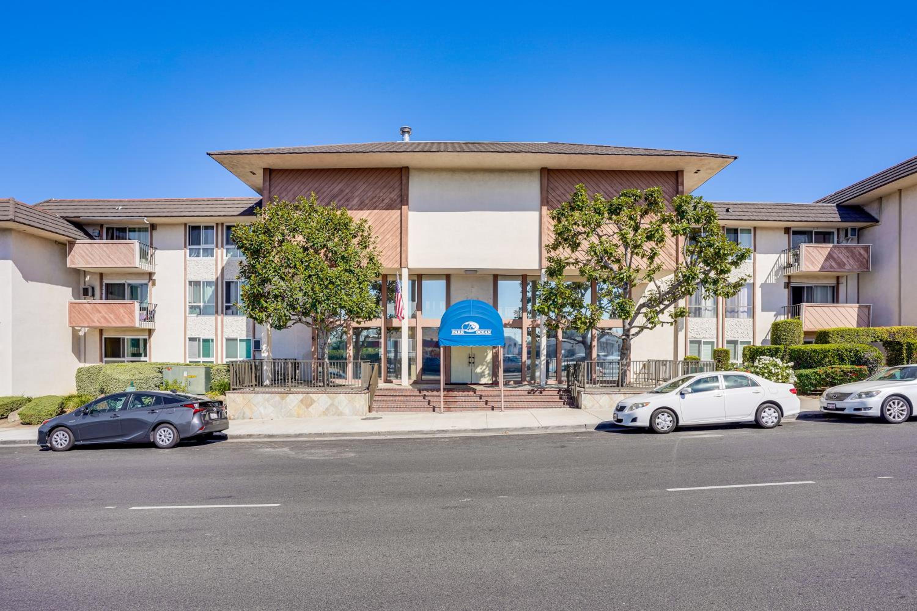 Steps to CSULB Cozy Condo with Pool Access!