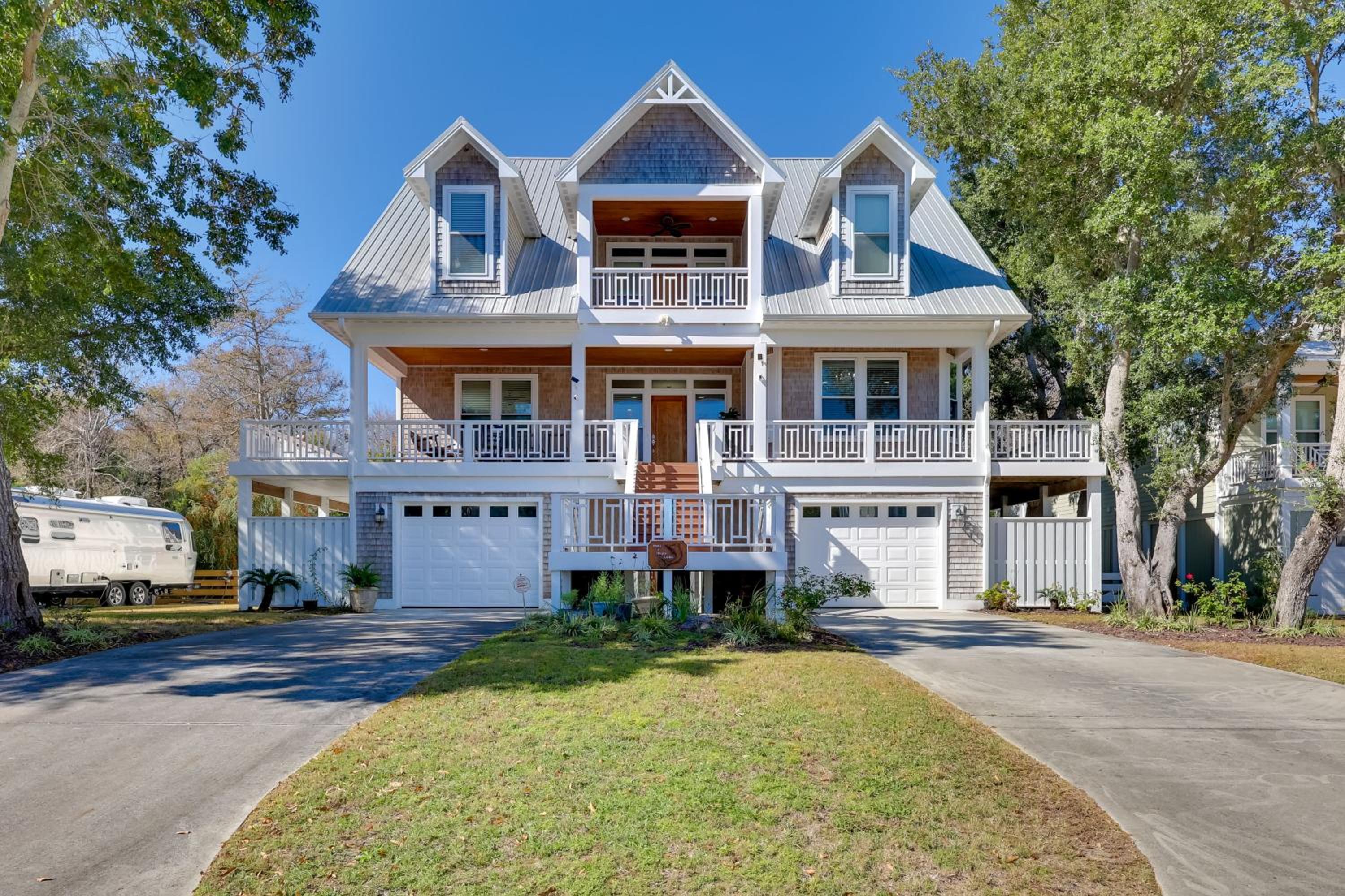 2nd-Floor Unit with Deck! 1 Mi to Carolina Beach