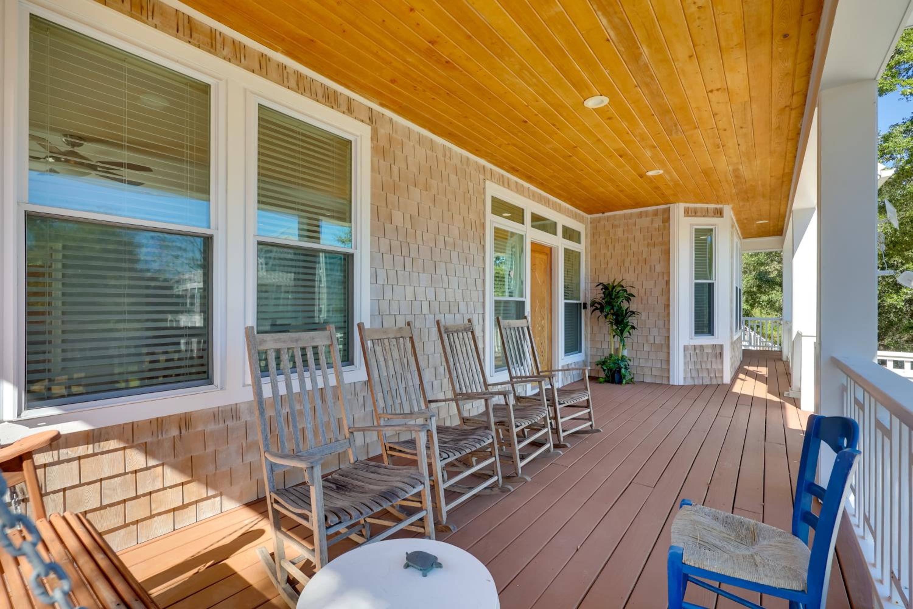 2nd-Floor Unit with Deck! 1 Mi to Carolina Beach