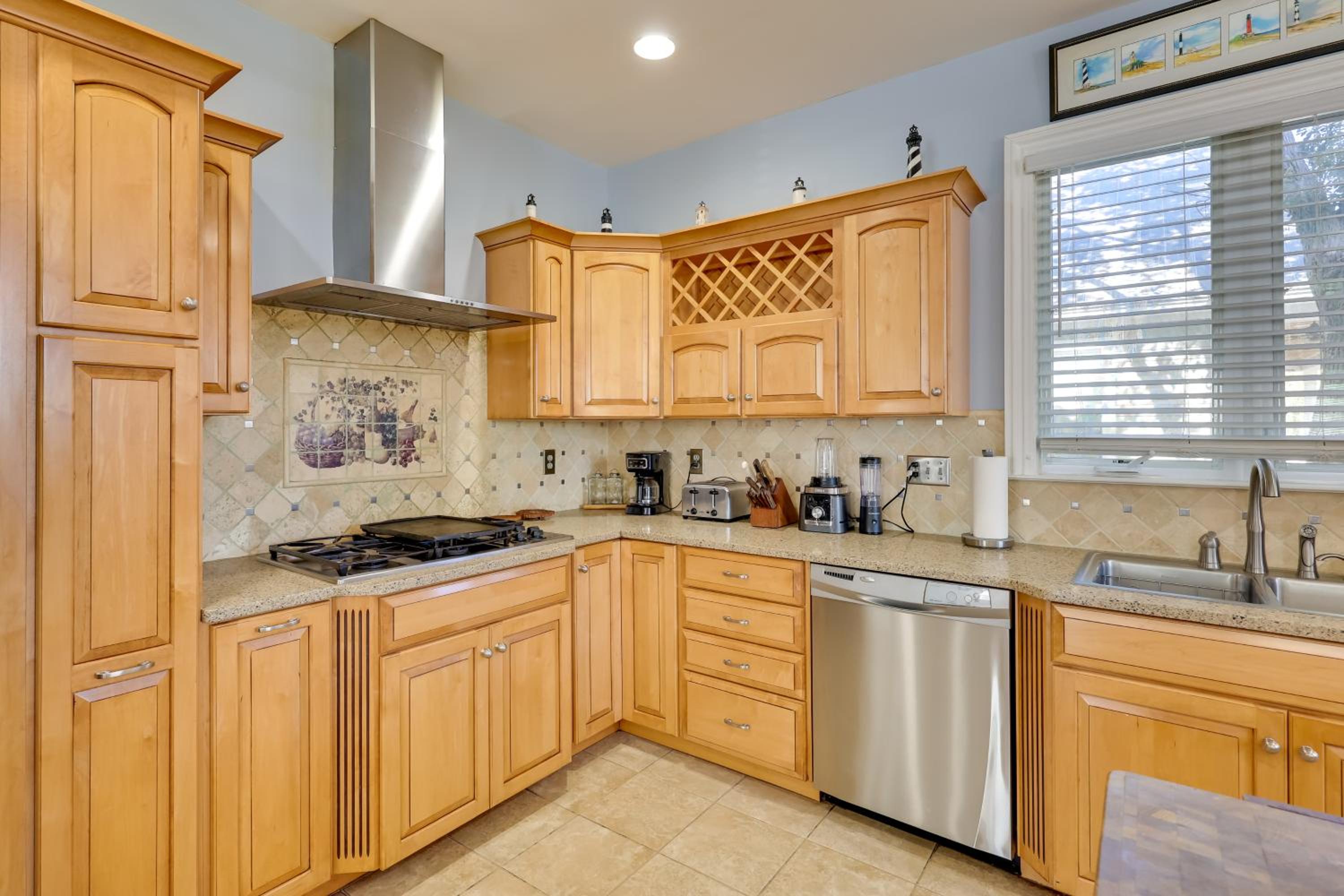 2nd-Floor Unit with Deck! 1 Mi to Carolina Beach