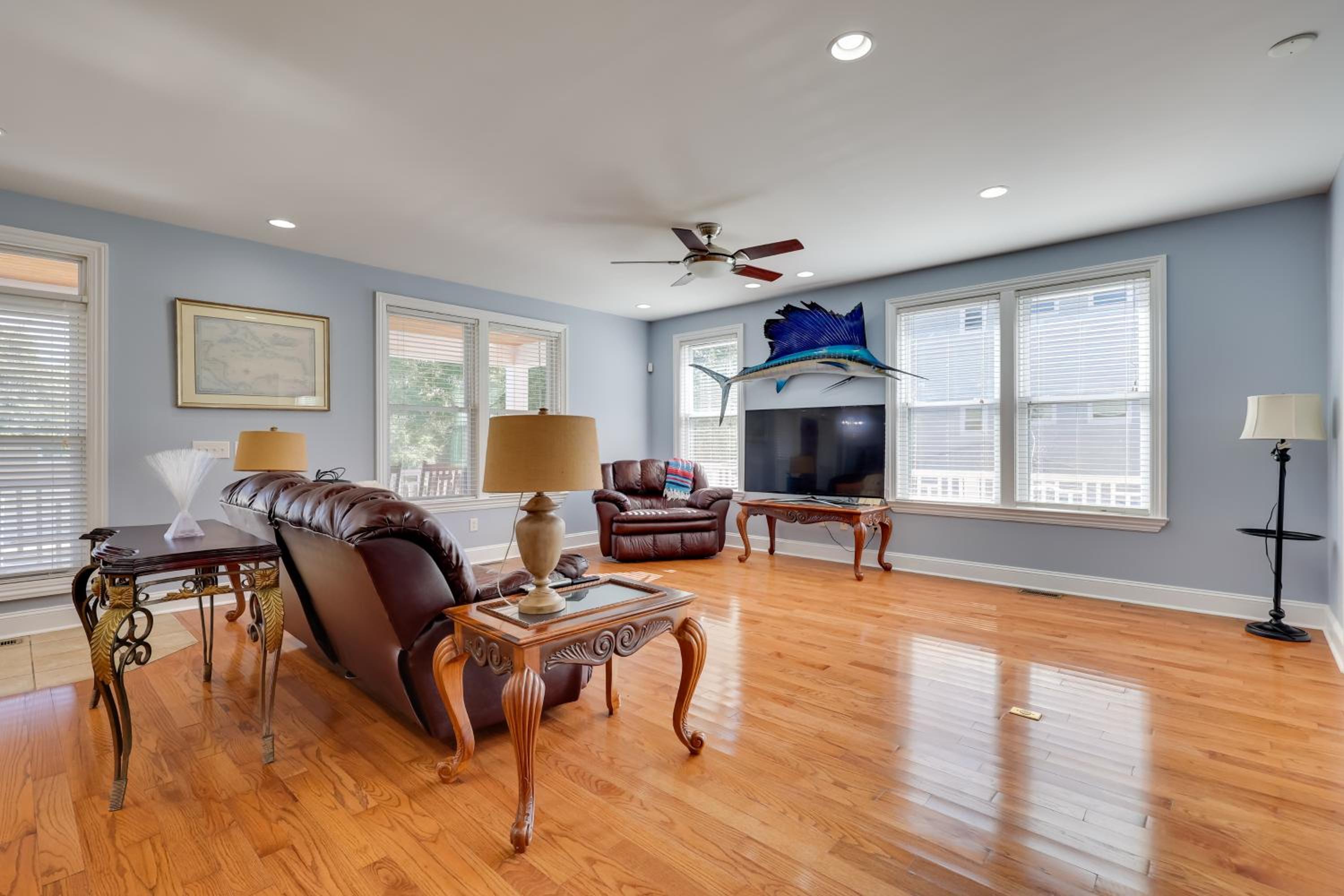 2nd-Floor Unit with Deck! 1 Mi to Carolina Beach