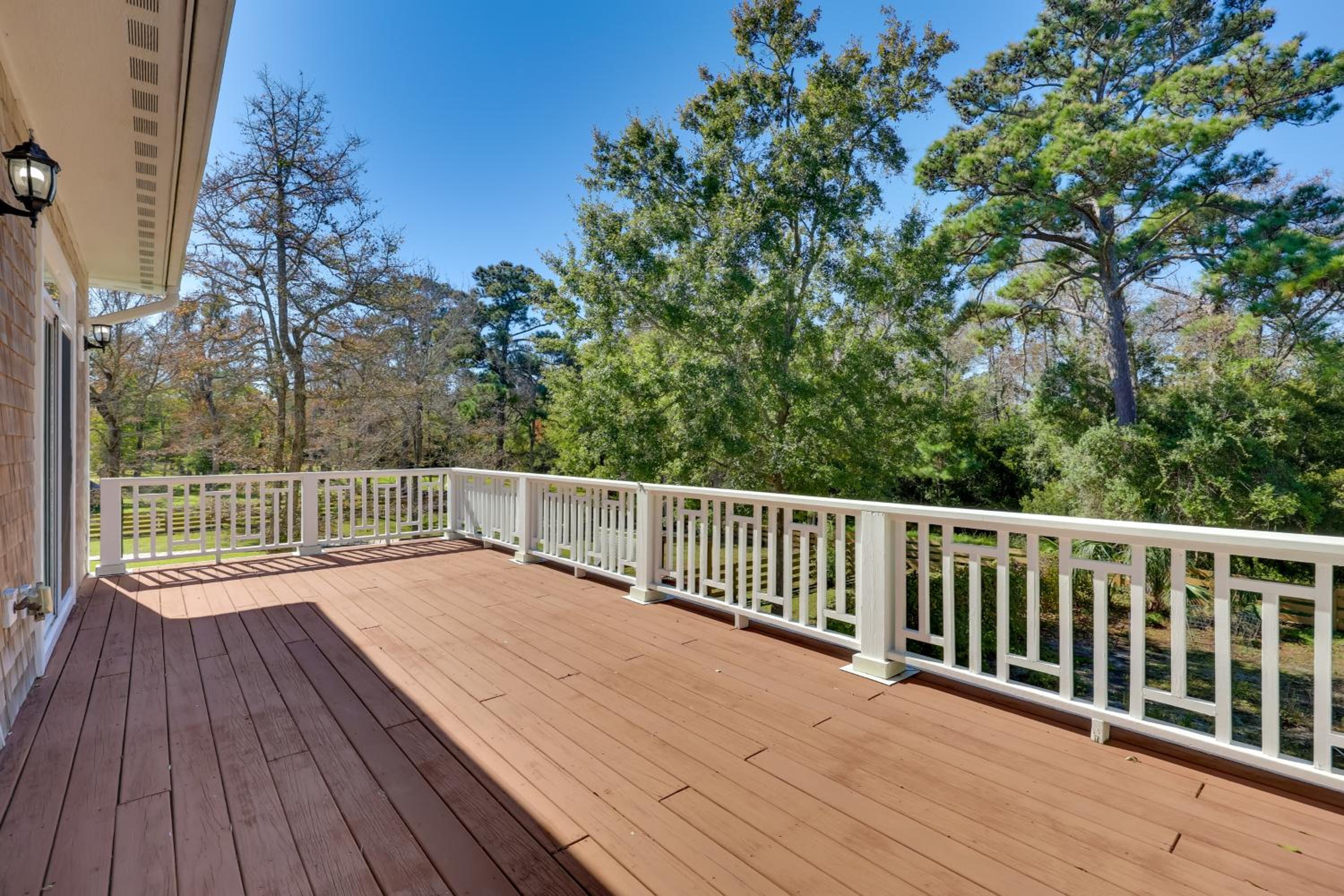 2nd-Floor Unit with Deck! 1 Mi to Carolina Beach