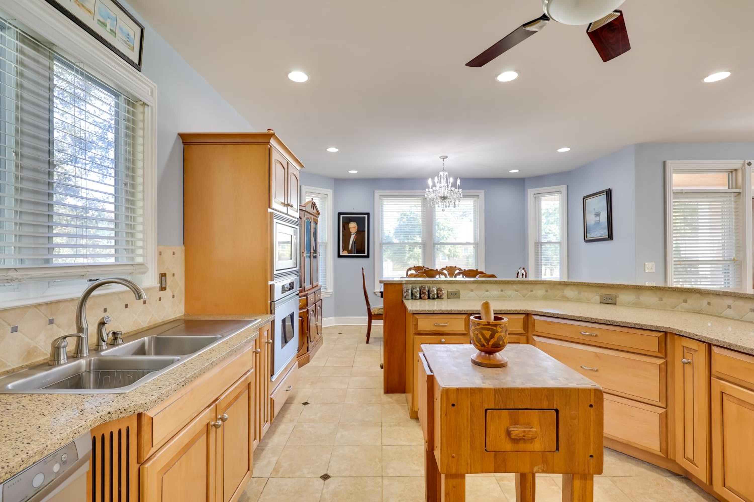 2nd-Floor Unit with Deck! 1 Mi to Carolina Beach