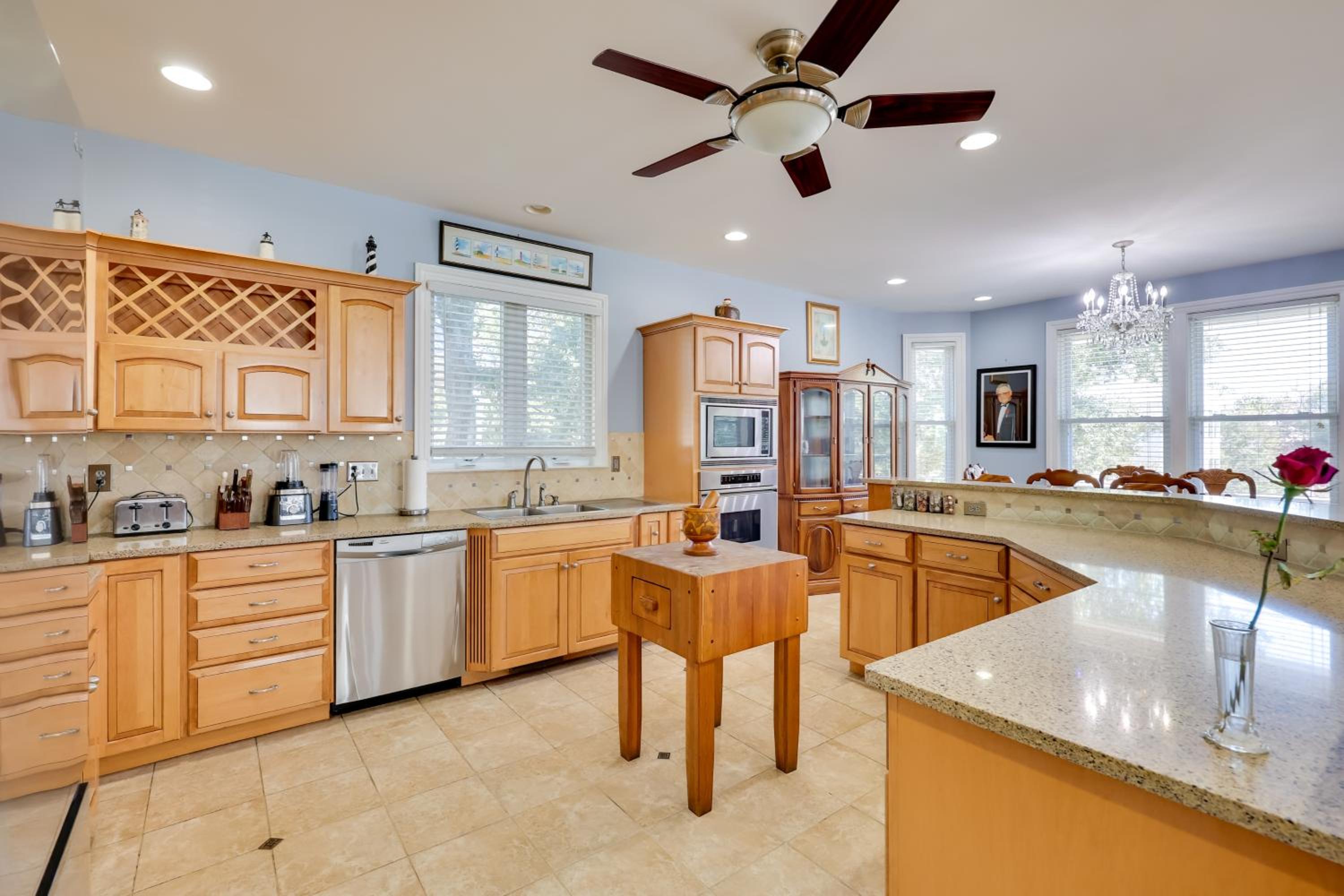 2nd-Floor Unit with Deck! 1 Mi to Carolina Beach
