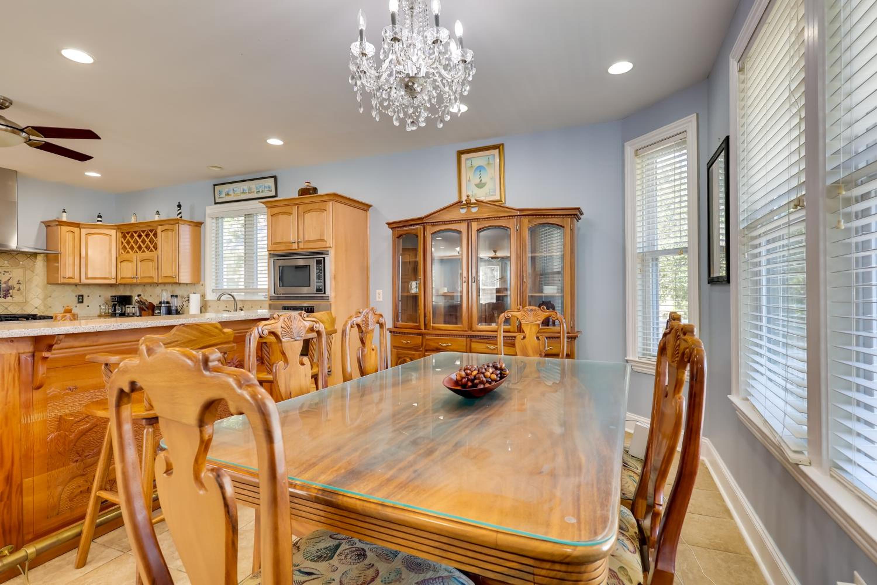 2nd-Floor Unit with Deck! 1 Mi to Carolina Beach