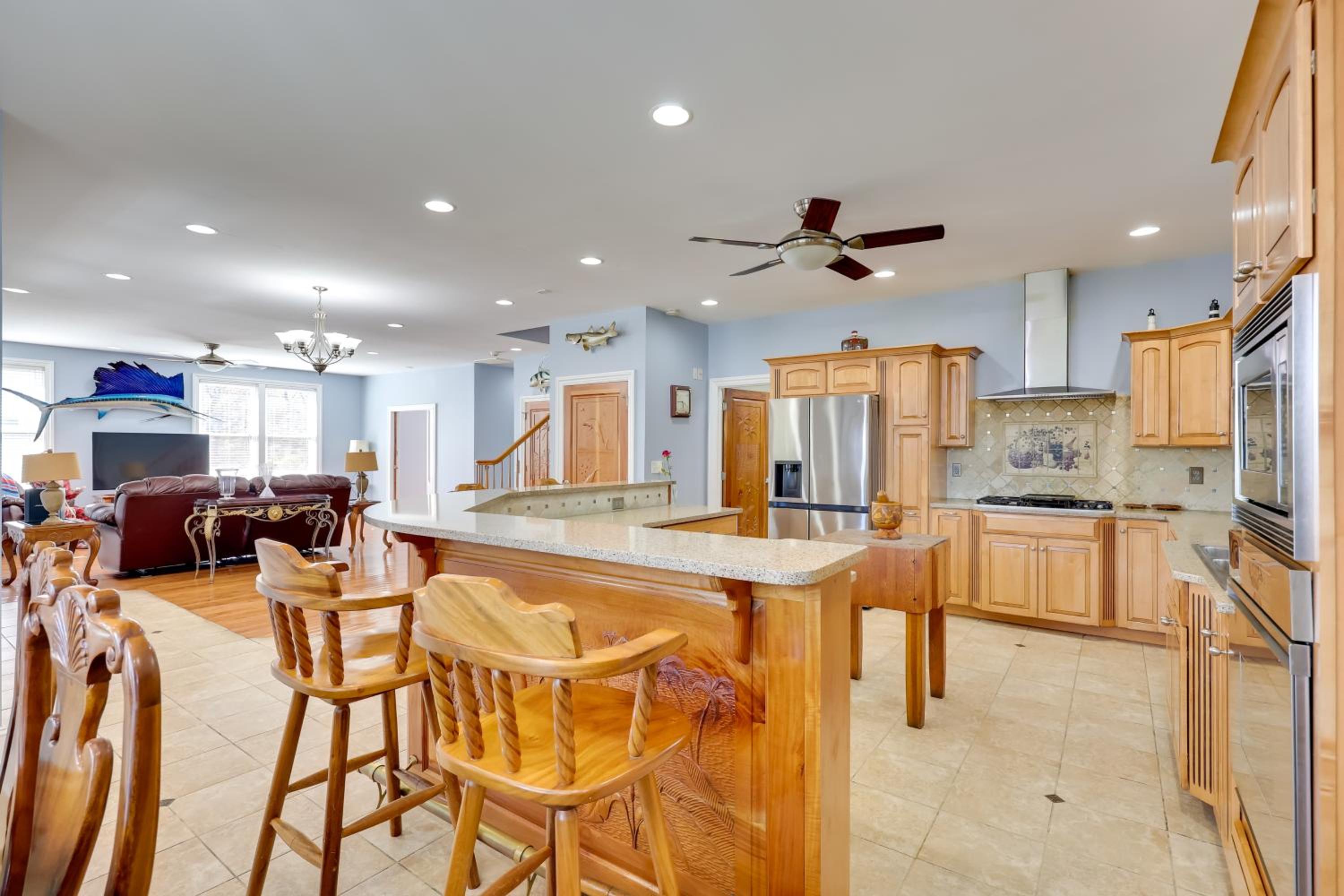 2nd-Floor Unit with Deck! 1 Mi to Carolina Beach