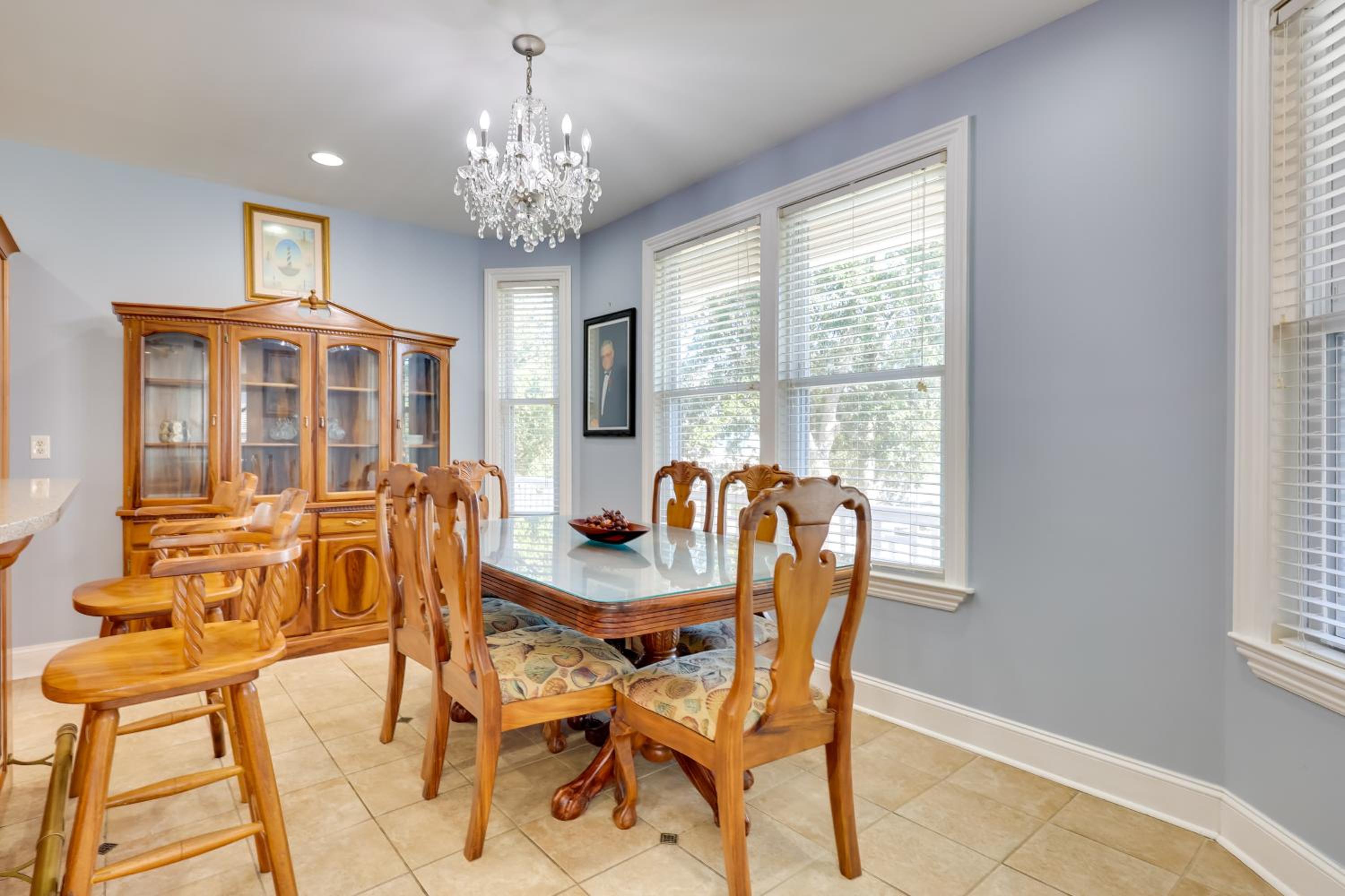 2nd-Floor Unit with Deck! 1 Mi to Carolina Beach