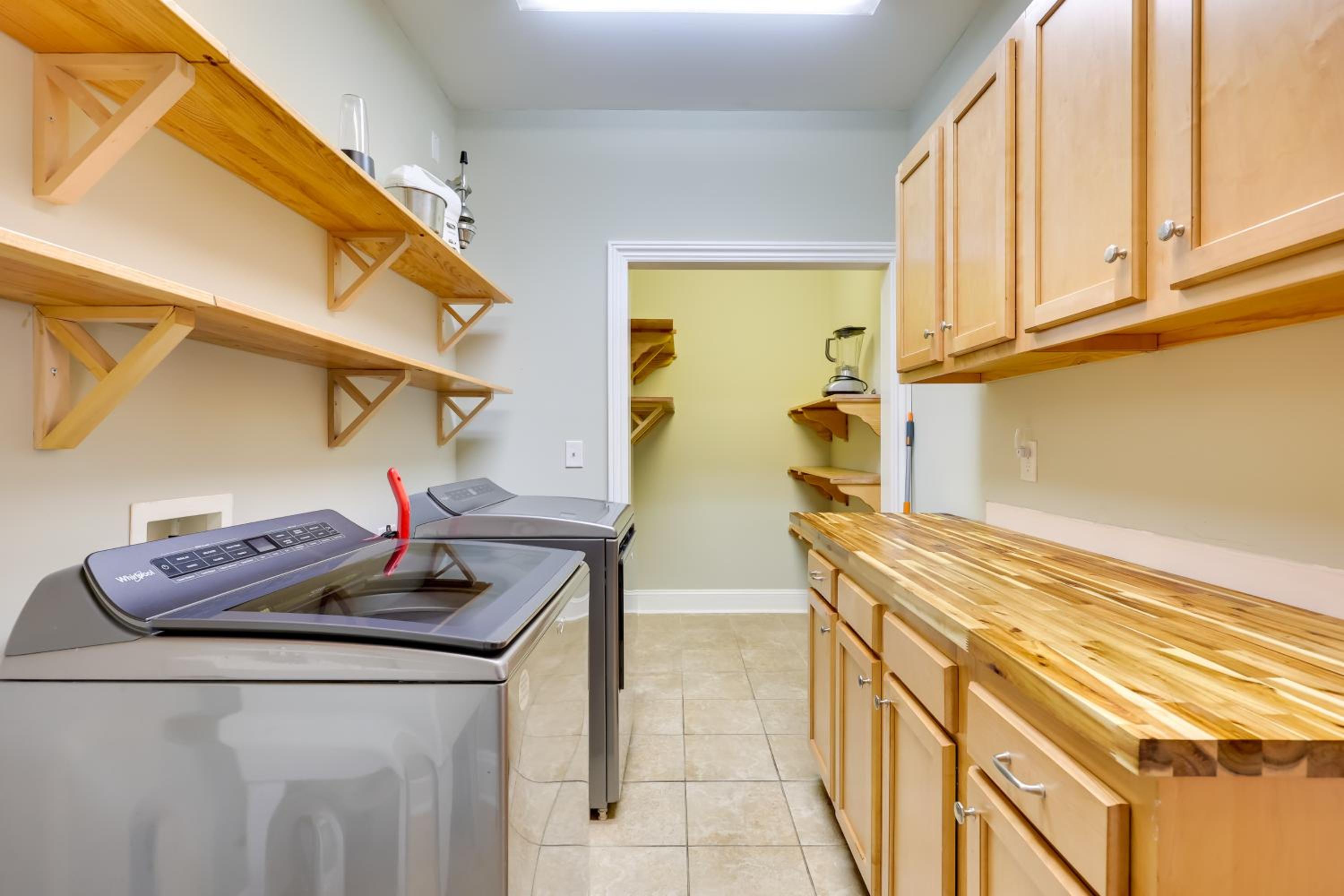 2nd-Floor Unit with Deck! 1 Mi to Carolina Beach