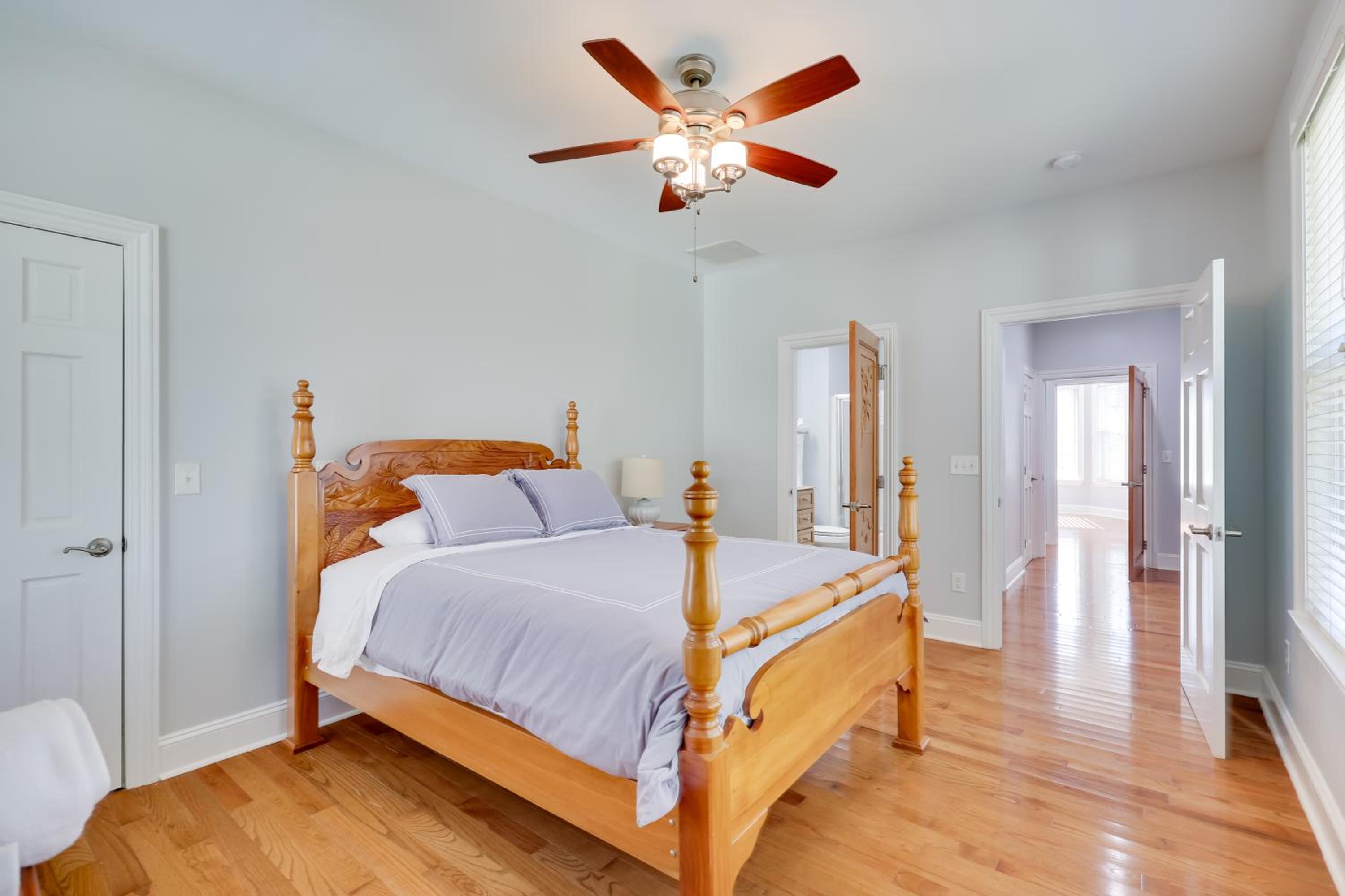 2nd-Floor Unit with Deck! 1 Mi to Carolina Beach