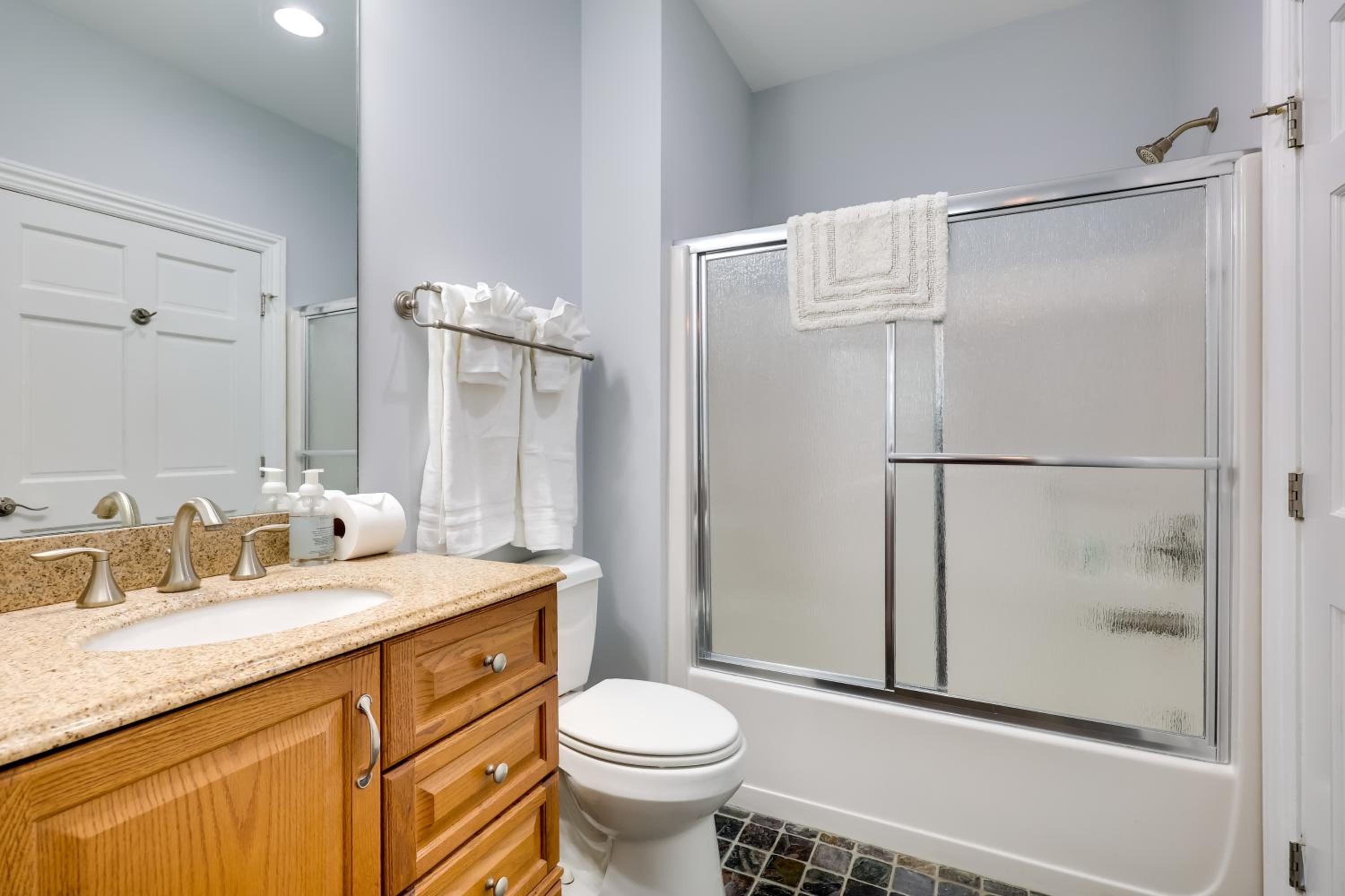 2nd-Floor Unit with Deck! 1 Mi to Carolina Beach