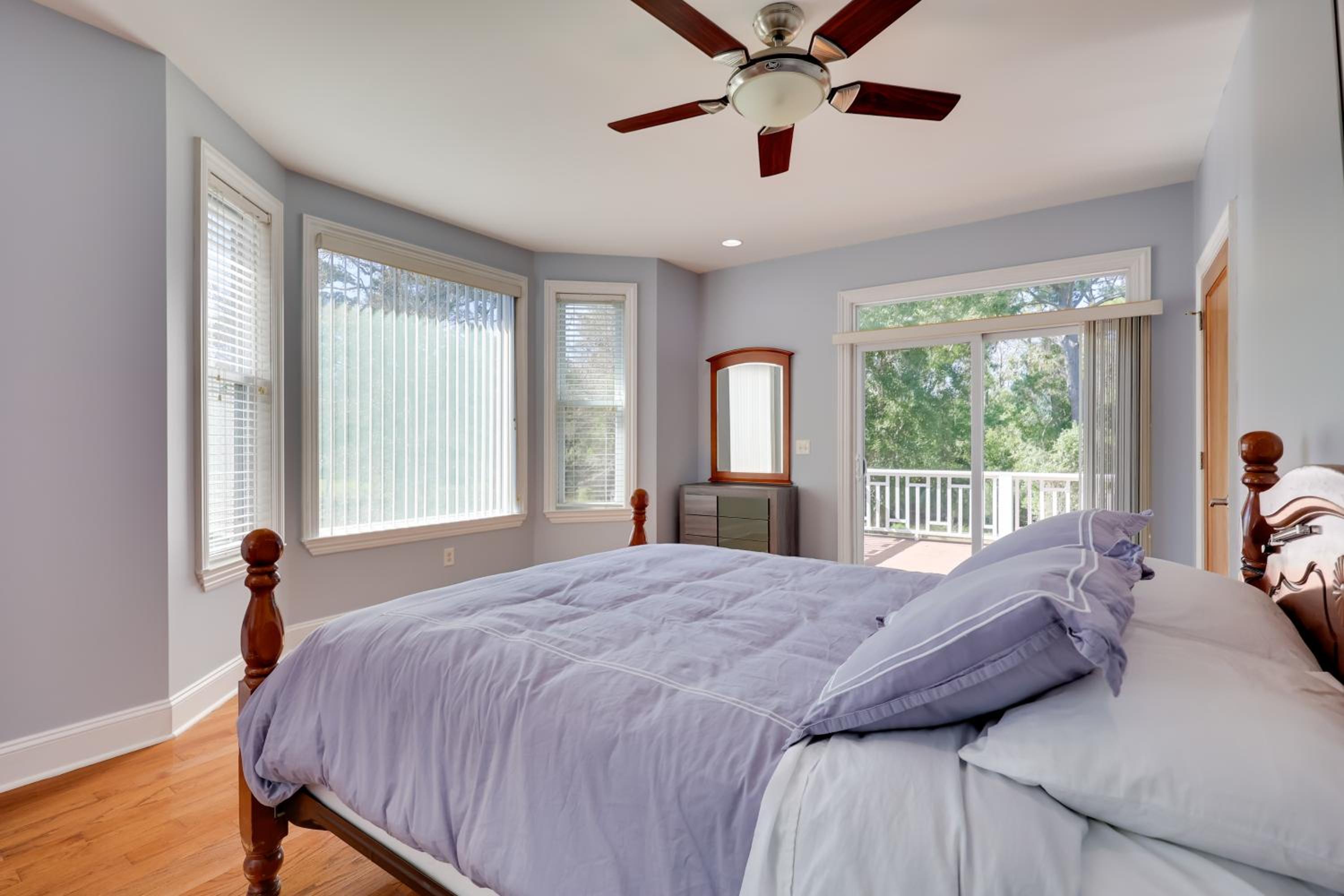 2nd-Floor Unit with Deck! 1 Mi to Carolina Beach